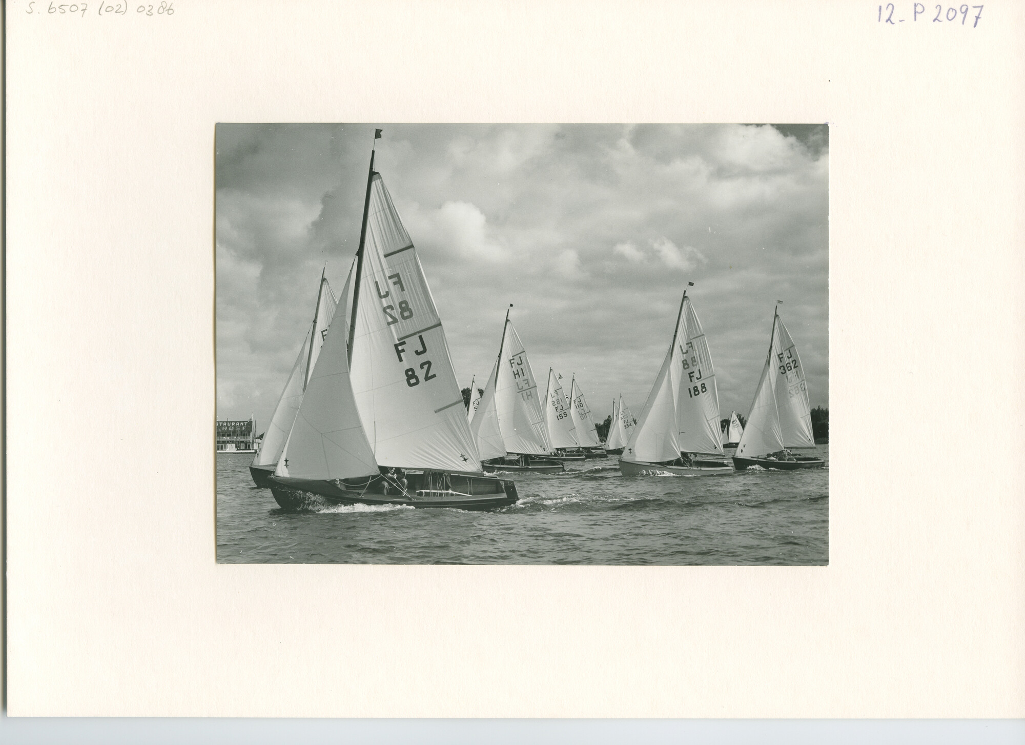 S.6507(02)0386.02; Zwart-wit foto van de Hollandweek I 1962: de Flying Junior-klasse bij matige wind. Ondermeer FJ nummer 1 [...]; foto