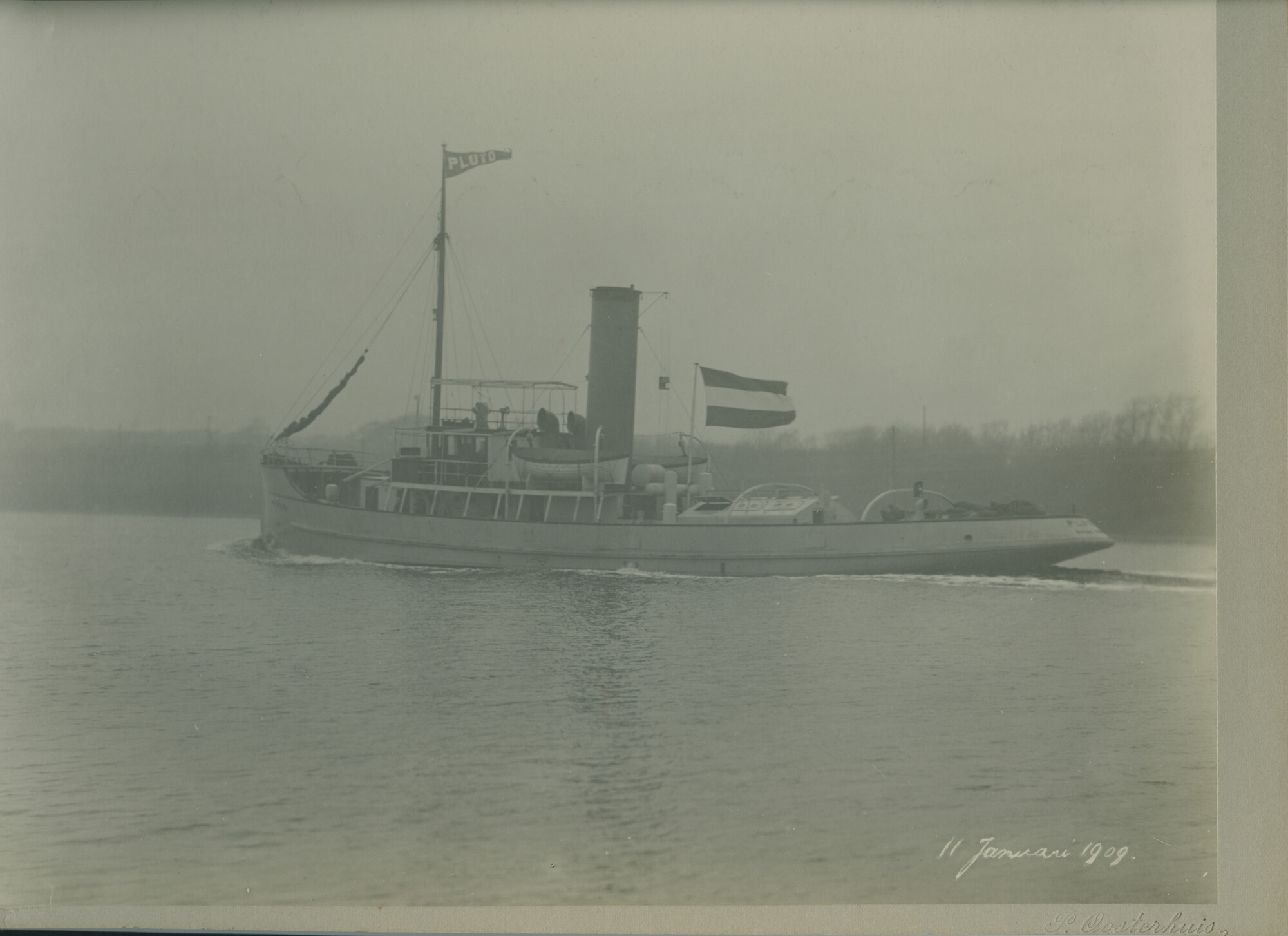S.5444(0243)1; Foto van de zeesleepboot ss. Pluto, varend door het Noordzeekanaal; foto