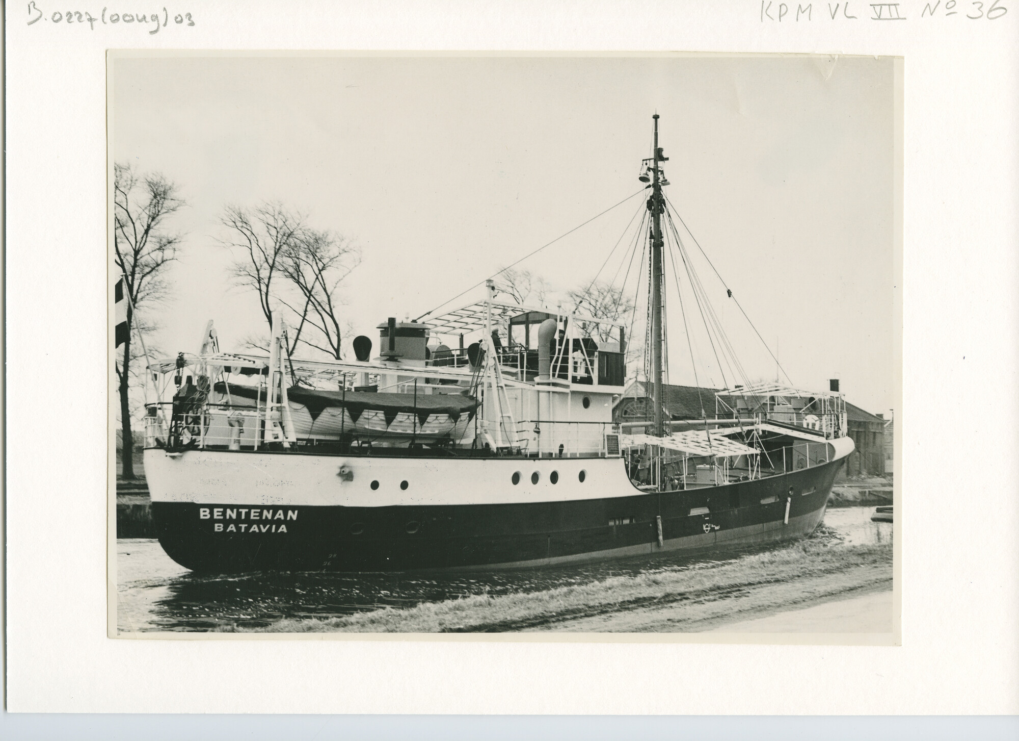 B.0227(0049)03; Foto van ms. 'Bentenan' op sleeptouw door een kanaal in Groningen; foto