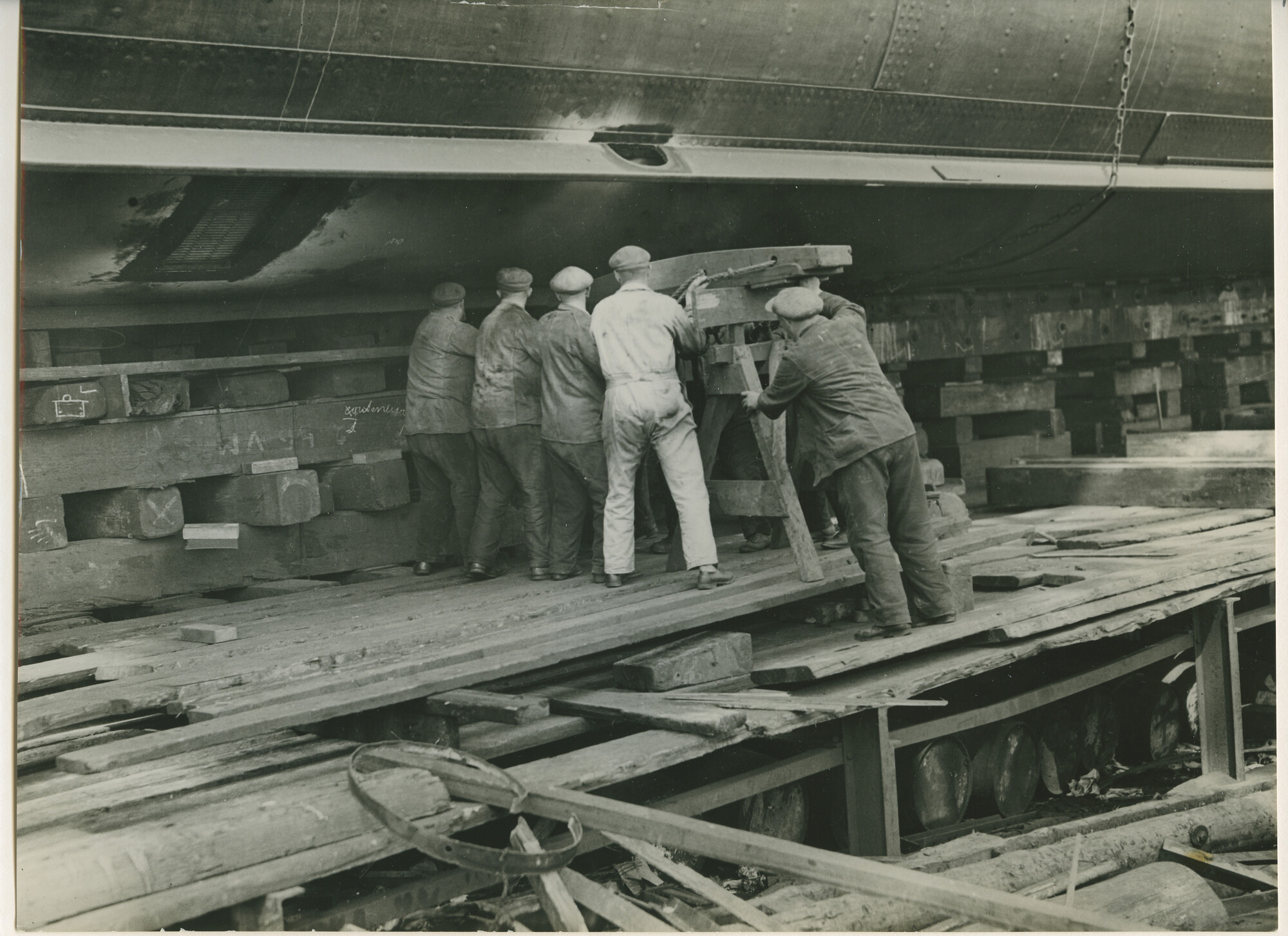 S.5444(0977)3; Foto van de tewaterlating van het Noorse vrachtschip ms. Trondanger ; foto