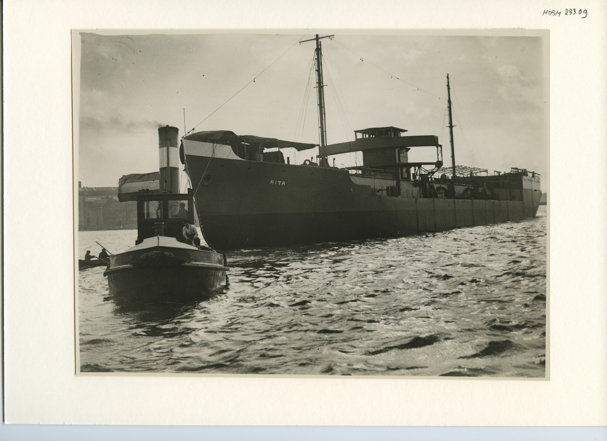S.5444(1142)14; Foto van de tanker ss. Rita van de Curaçaosche Scheepvaart Maatschappij; foto