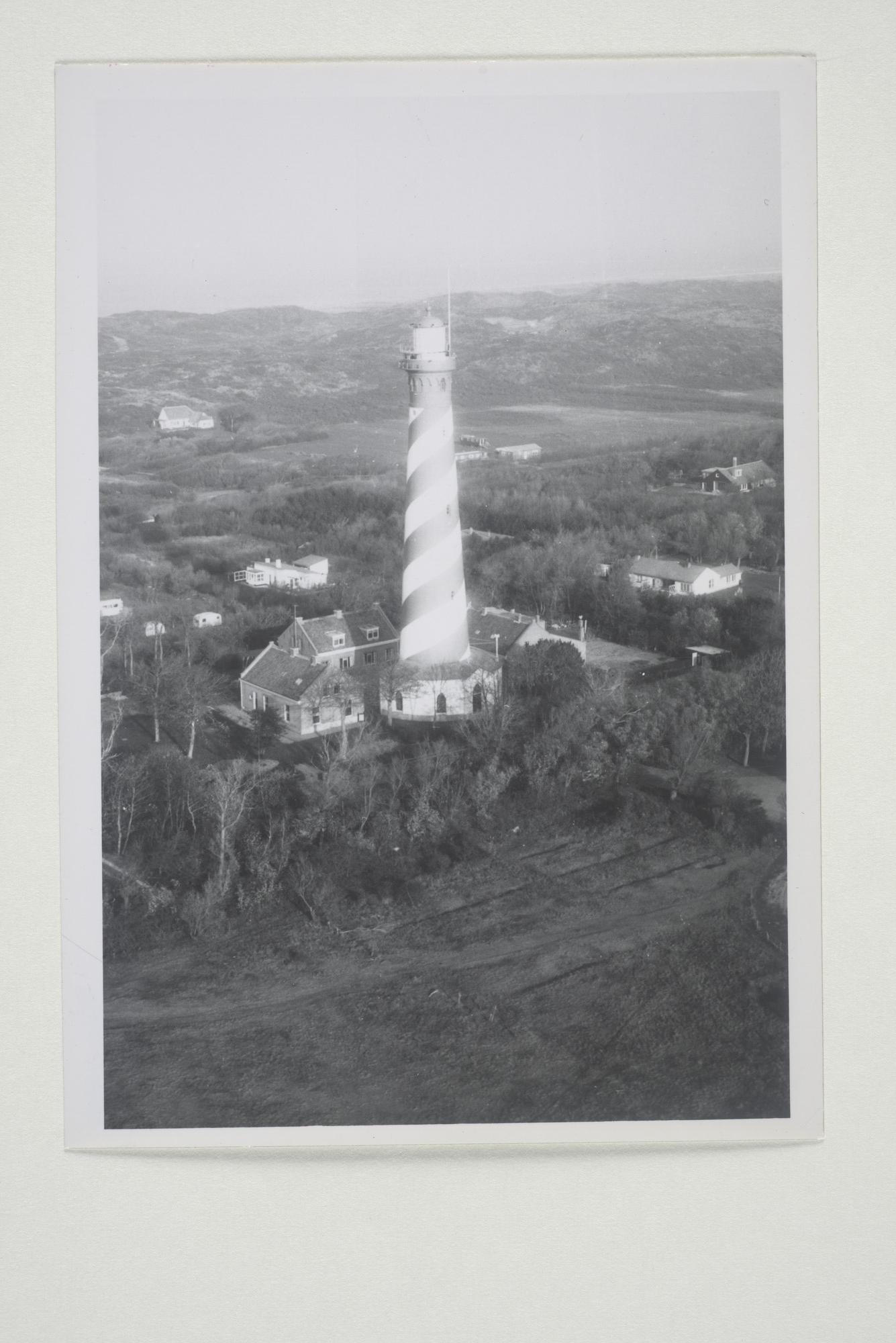 2000.1044; Luchtfoto van de vuurtoren te Nieuw Haamstede (West Schouwen), 1969; foto