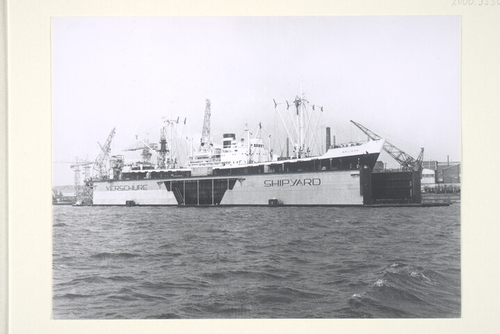 2000.3550; Het vrachtschip ms. 'Helcion' van de Koninklijke Nederlandse Stoomboot Maatschappij ligt in het droogdok van scheepswerf Verschure & Co; foto