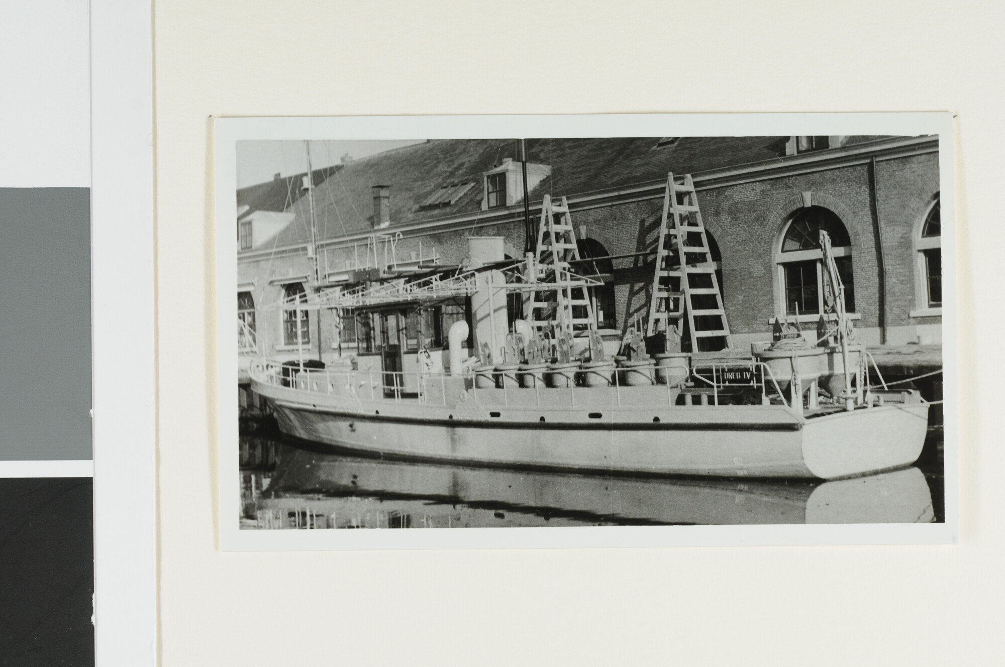 S.4380(04)367; Hr.Ms. 'Dreg IV', afgemeerd aan de Rijkswerf te Den Helder; foto
