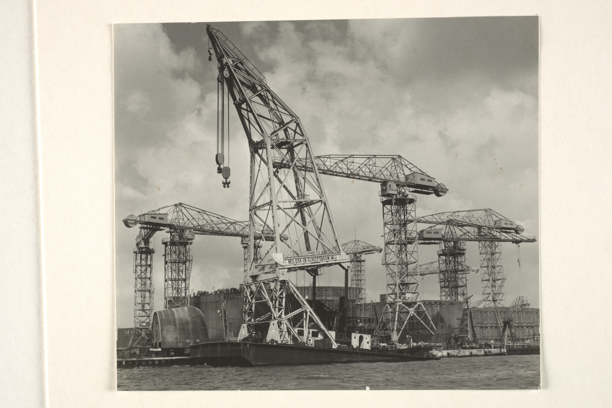 1996.4608; De drijvende kraan "Phoenix" van de NDSM, Amsterdam Op de achtergrond zijn schepen op de helling te zien, augustus 1954; foto