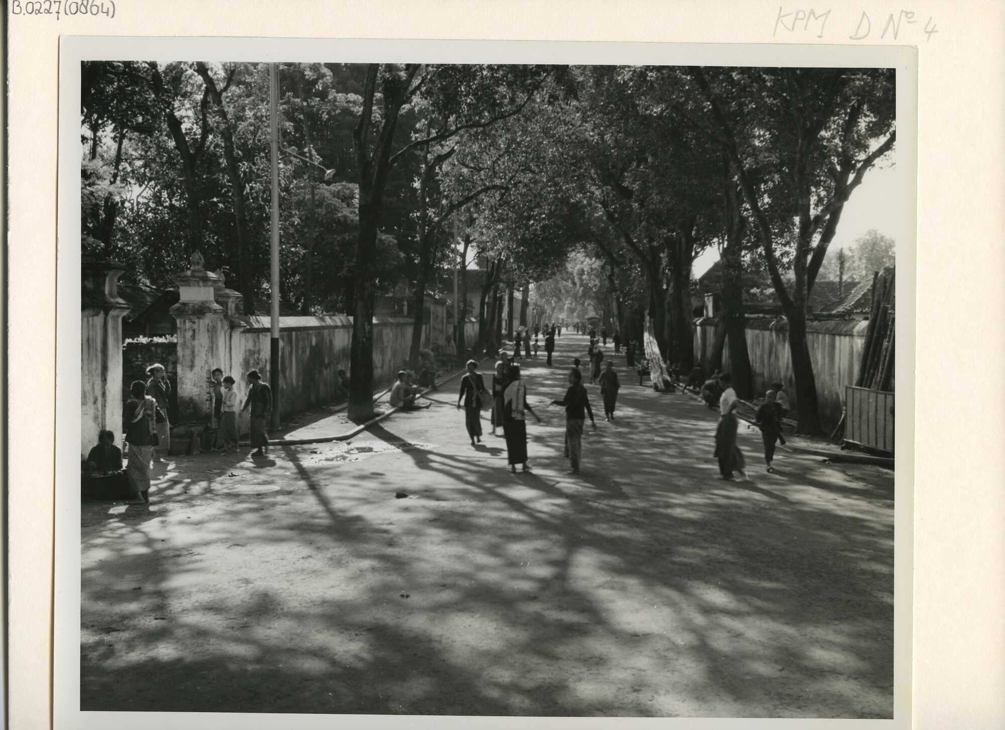 B.0227(0864); Straatgezicht in (D)jokjakarta (Yogyakarta); foto