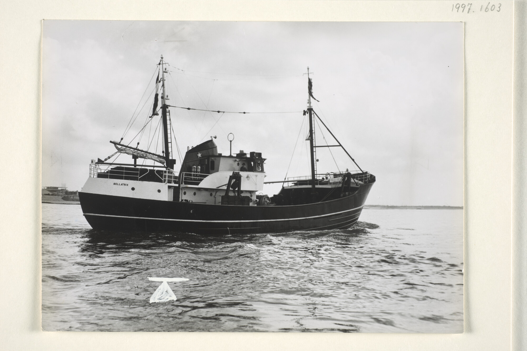 1997.1603; De motortrawler Bellatrix van de Visserij Maatschappij Orion uit Katwijk aan Zee [...]; foto