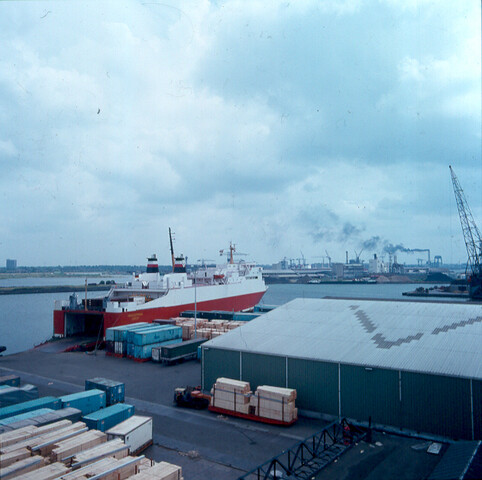 S.9100(8666); Dia Ro-Ro terminal VCK: 'Trans Germania' voor de wal; diapositief