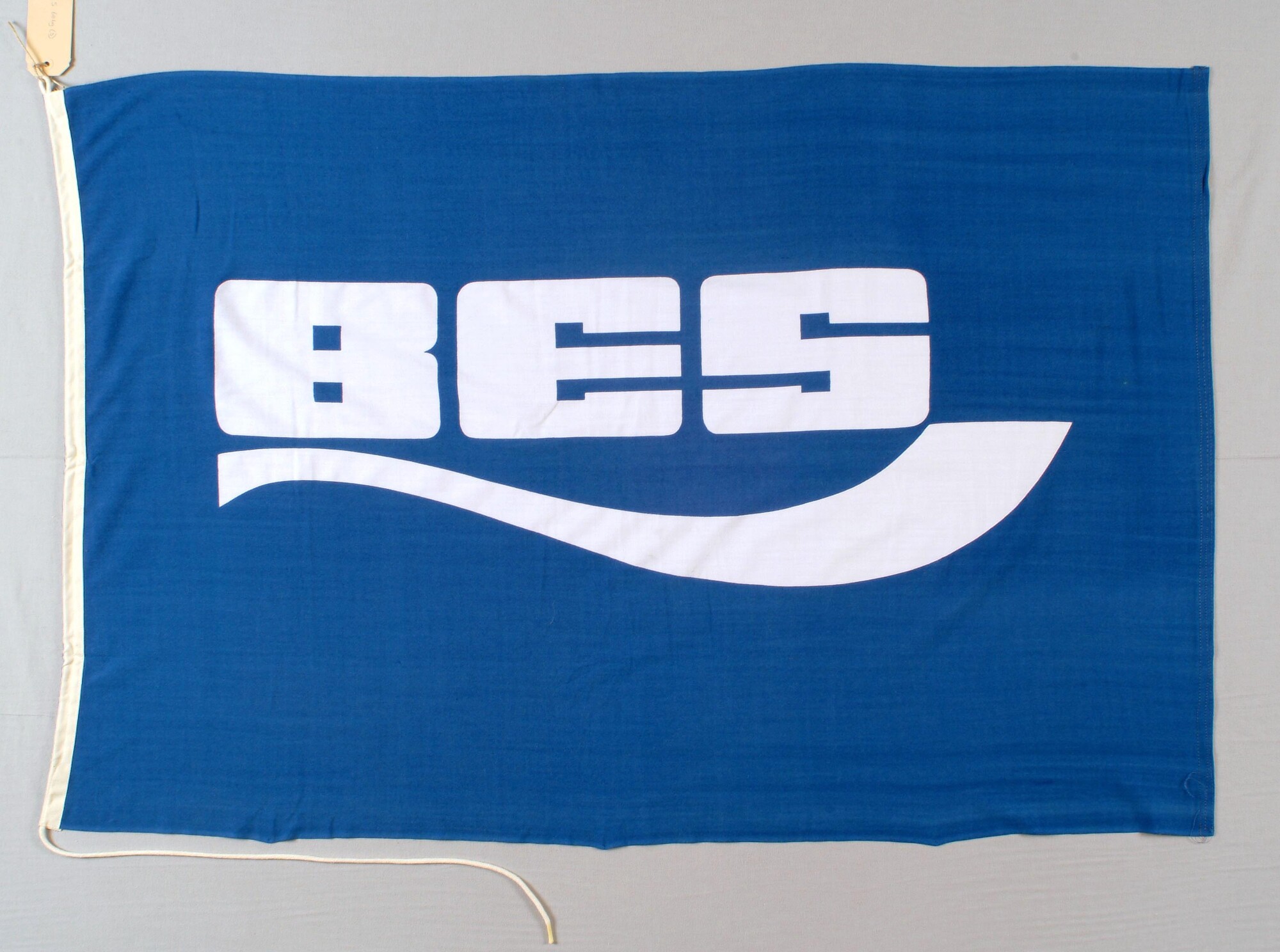 S.6869(03); Vlag, blauw met witte letters BES; vlag
