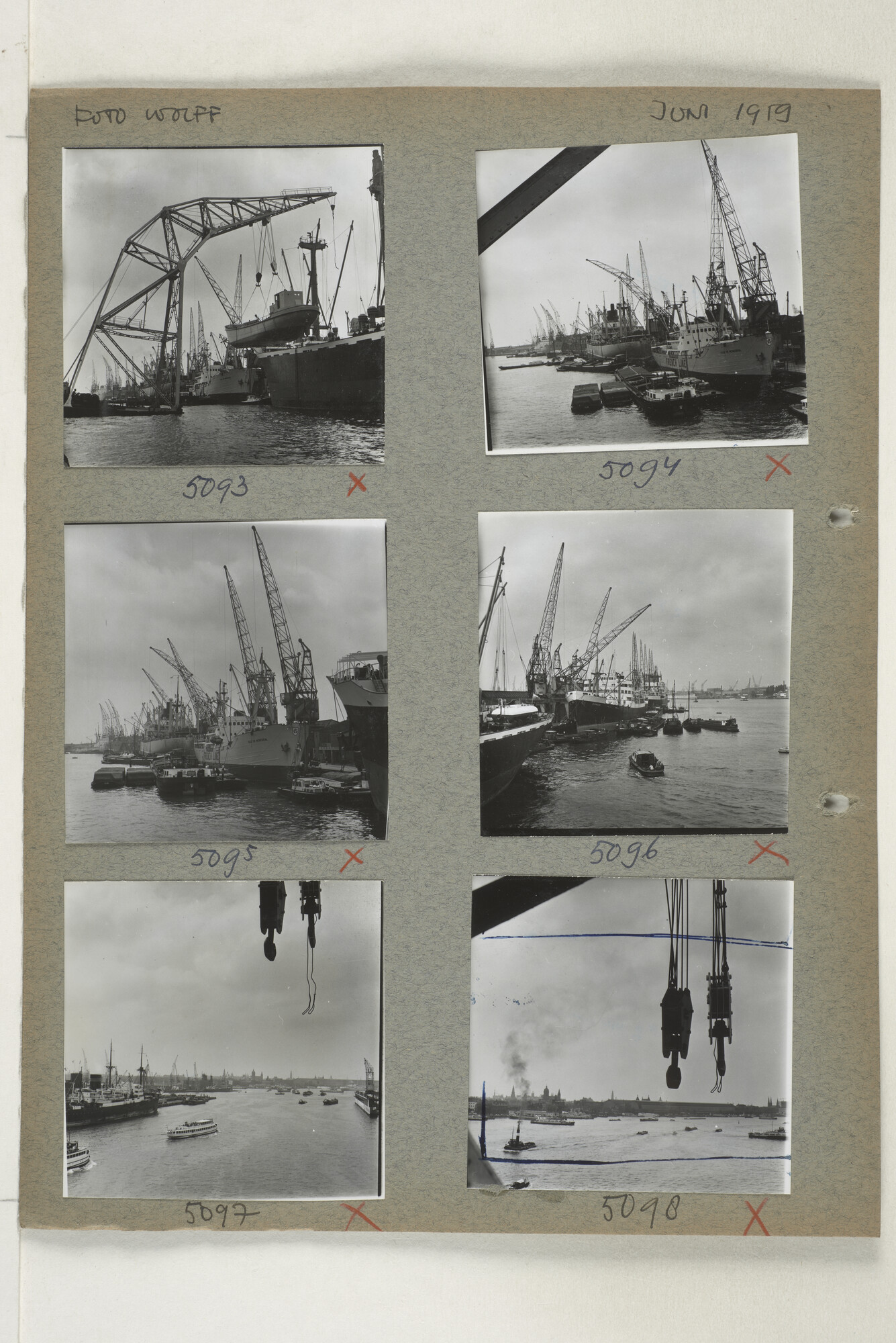 1998.2183; Omslag (voorheen ordner) met een grote hoeveelheid proef foto's van de haven en de stad van Amsterdam; omslag