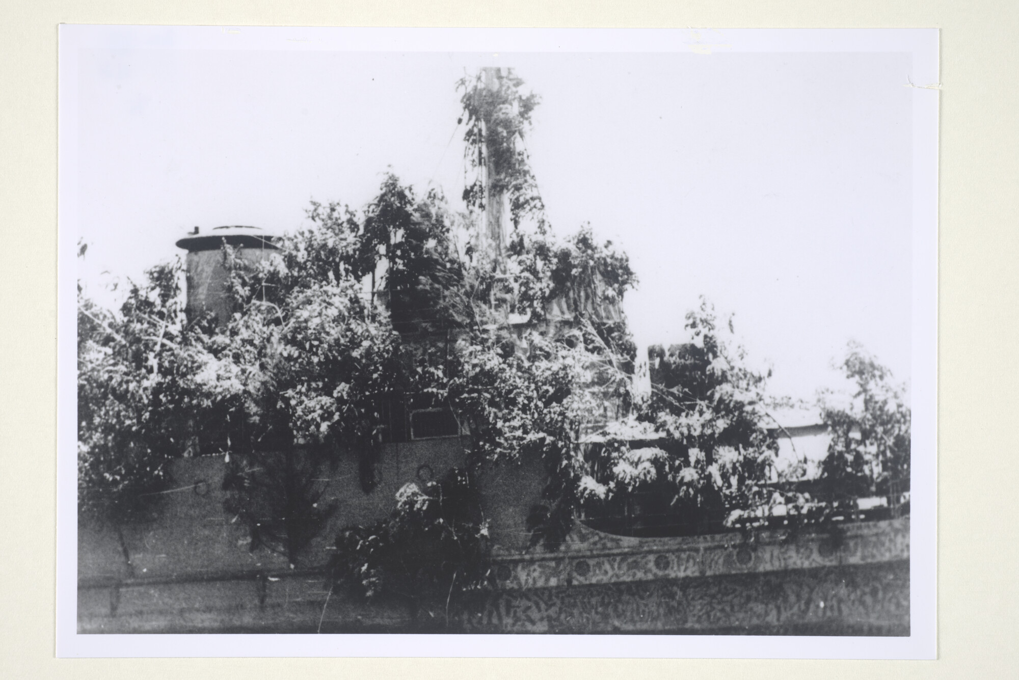 2000.3515; Foto's van de als eiland gecamoufleerde mijnenveger Hr.Ms. 'Abraham Crijnssen' tijdens de ontsnapping van Nederlands-Indië naar Australië, maart 1942; fotoreportage