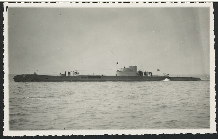 A.2867(01)022; Foto's van de onderzeeboot Hr.Ms. 'K XV' op zee; prentbriefkaart