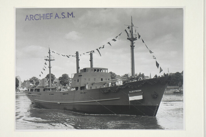 S.5219(12)0279; Foto van de tewaterlating van het vrachtschip ms. 'Vliestroom' van de Hollandsche Stoomboot Maatschappij (HSM) gebouwd op de langshelling van de ASM; foto