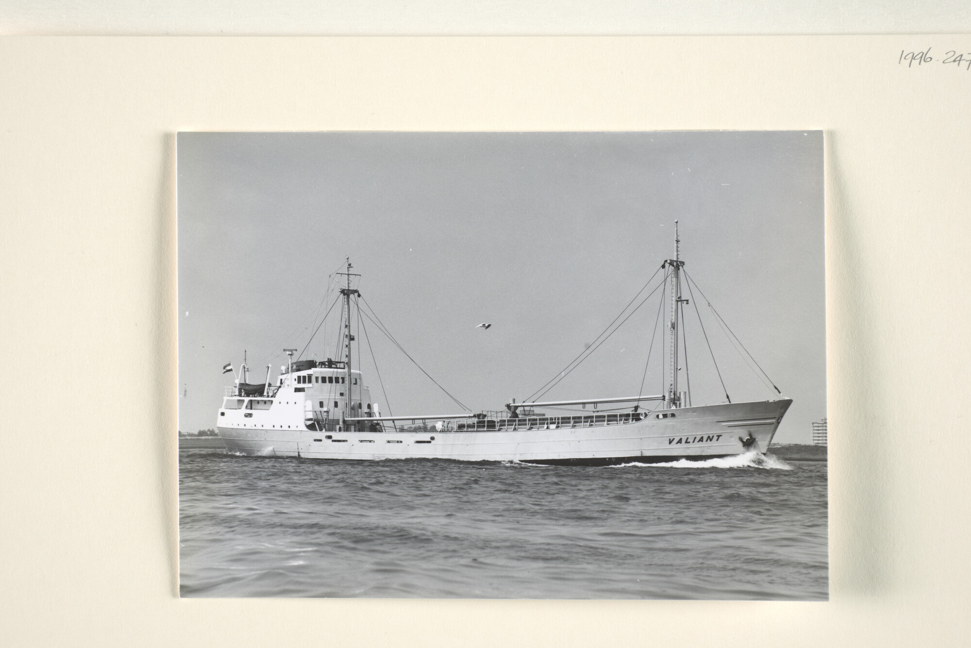 1996.2476; De coaster ms. Valiant van Rederij Valiant (Becks Scheepvaartbedrijf te Groningen) [...]; foto