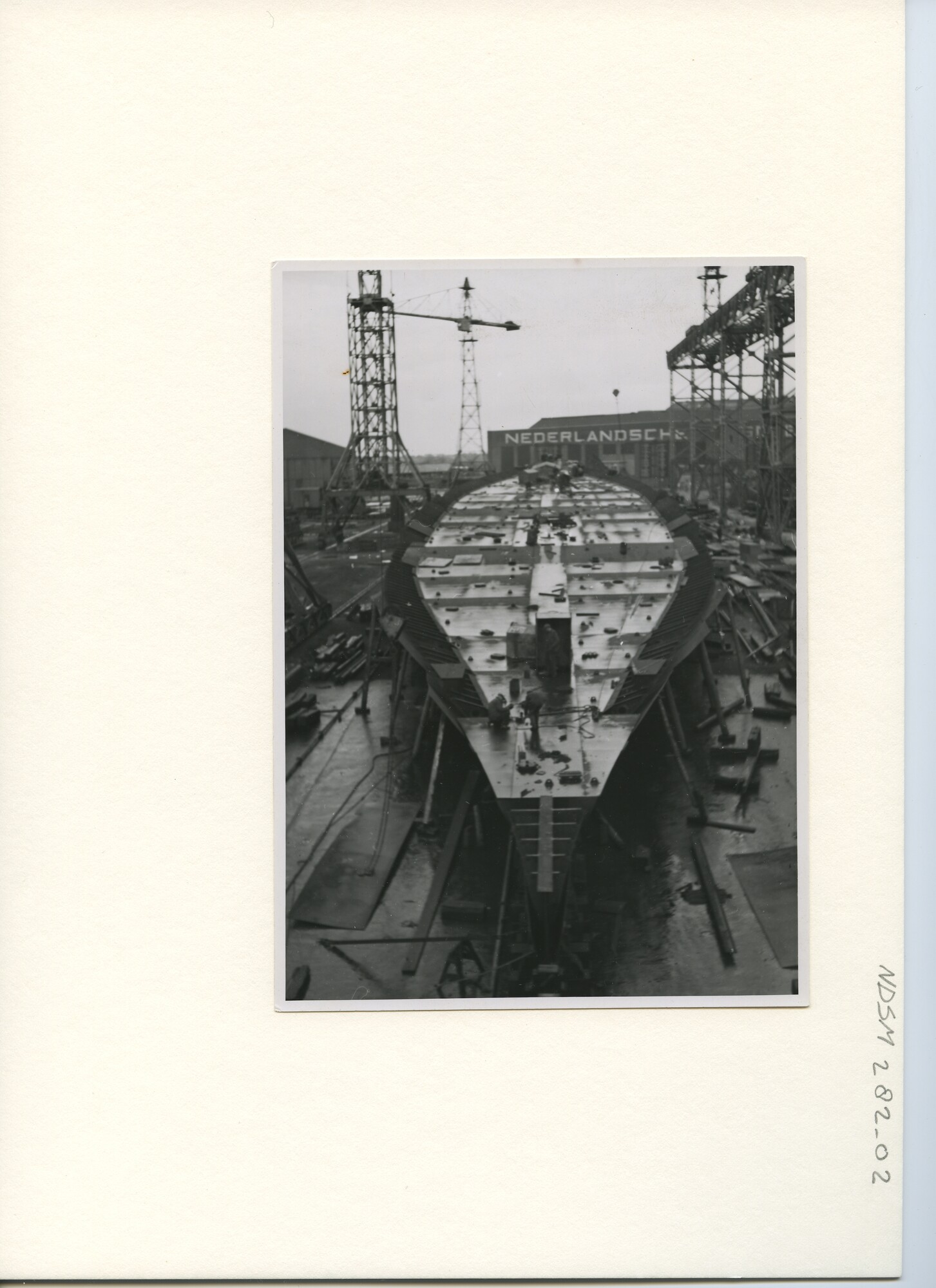 S.5444(1586); Foto van het vracht-passagiersschip ms. Tjikini in aanbouw bij de NSM; foto