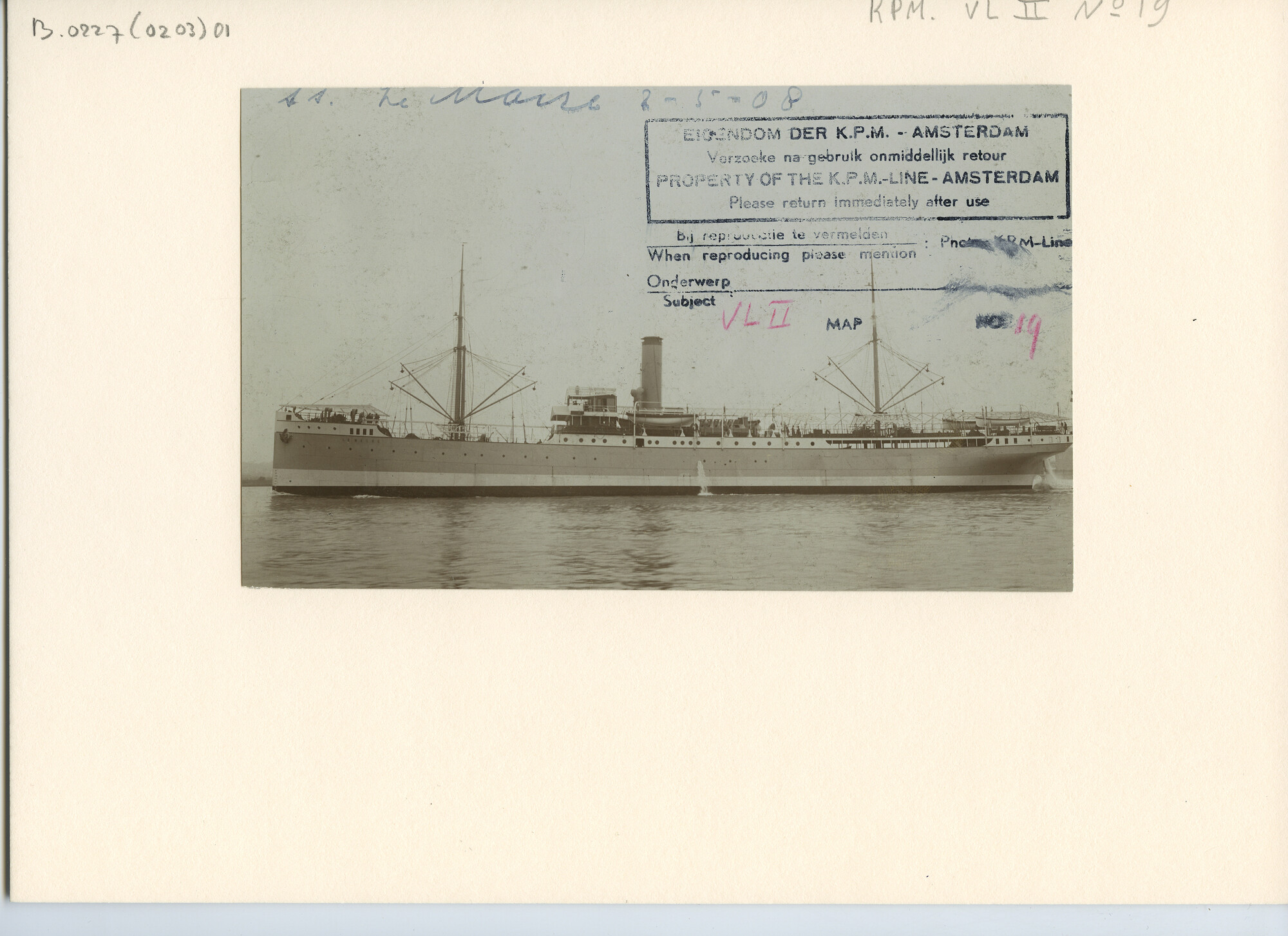 B.0227(0203)01; Foto van ss. Le Maire varend op de Nieuwe Waterweg op weg naar Nederlands Indië; foto