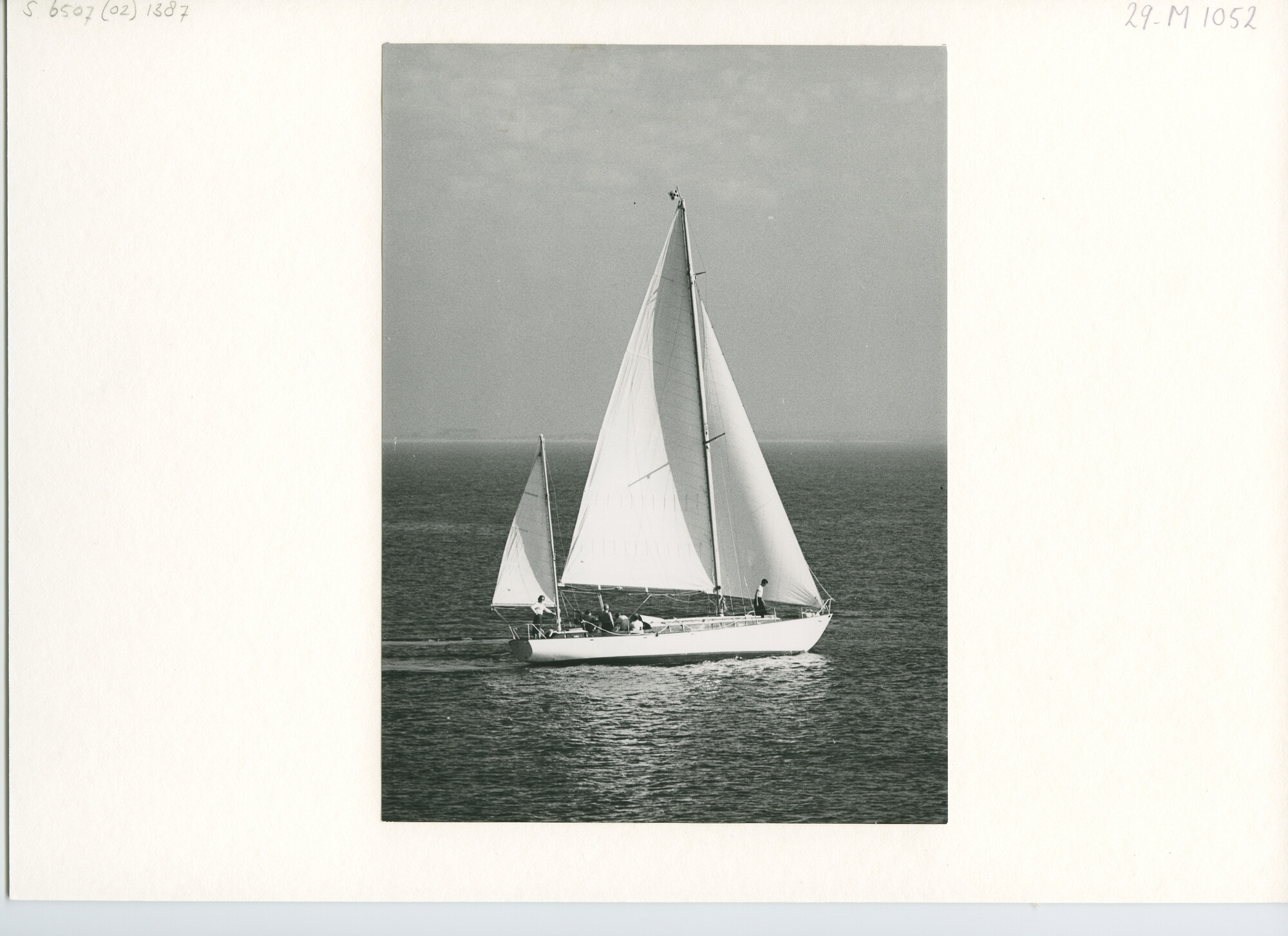 S.6507(02)1387.01; Zwart-wit foto van de kits Pierrette II (H 515) en de yawl Najade; foto