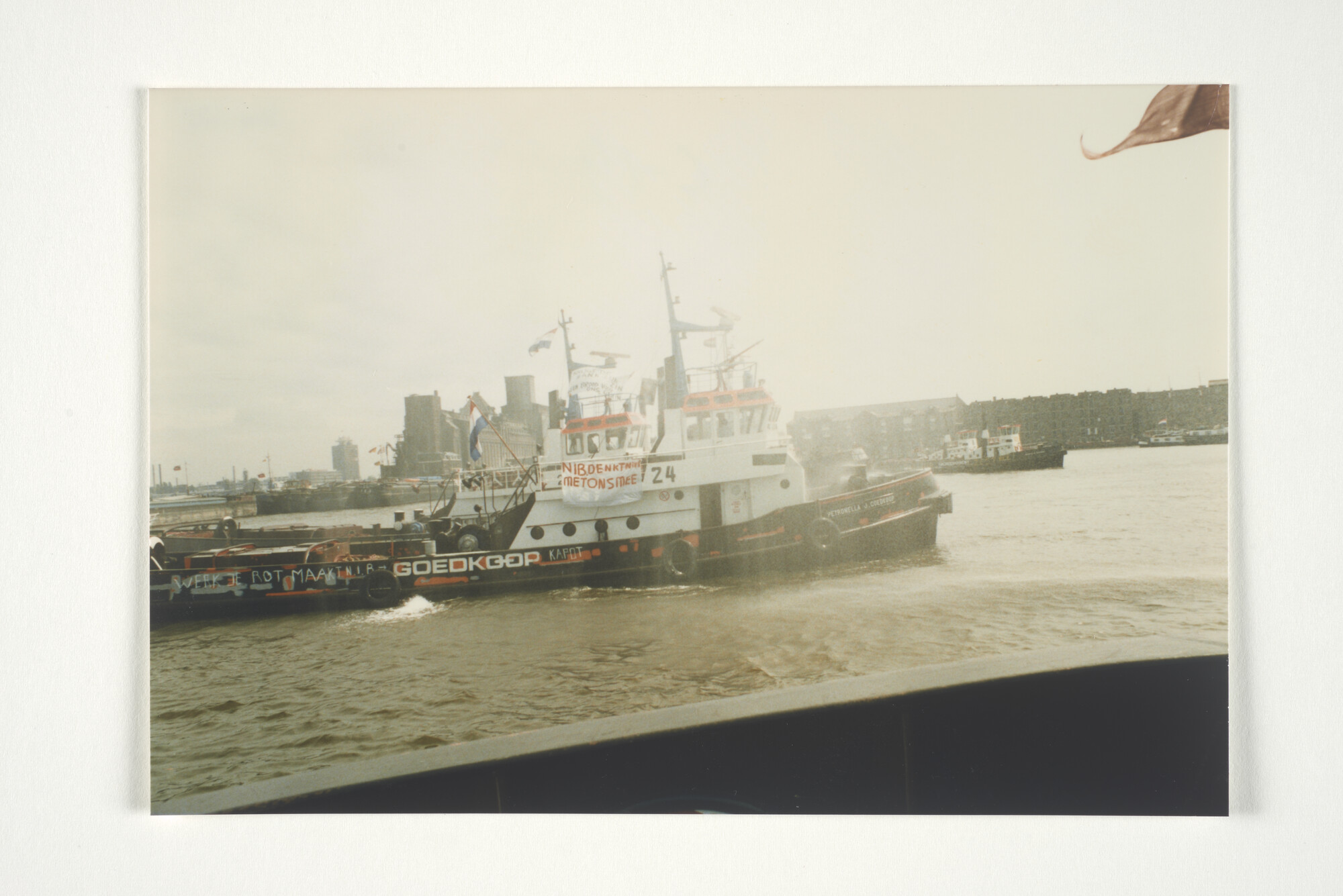 2001.1685; Met de NIB in de WW. Bezetting en demonstratie door het personeel van [...]; fotoreportage