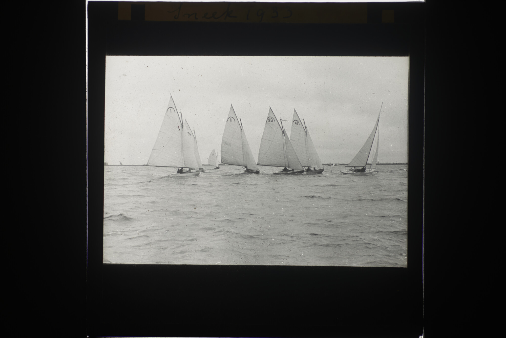 2014.0606; Vijftig lantaarnplaatjes met afbeeldingen van de Nederlandse watersport 1900-1935; lantaarnplaatje