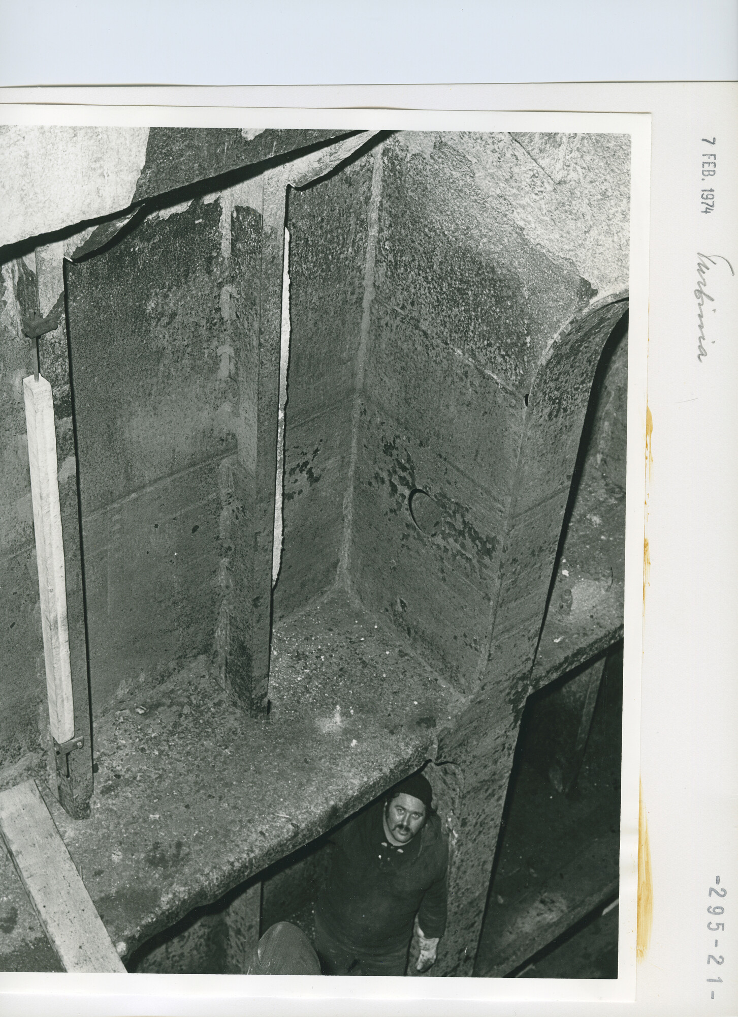 S.5444(5585)2; Foto van de Kathodische protectie in een tank van de Turbinia; foto