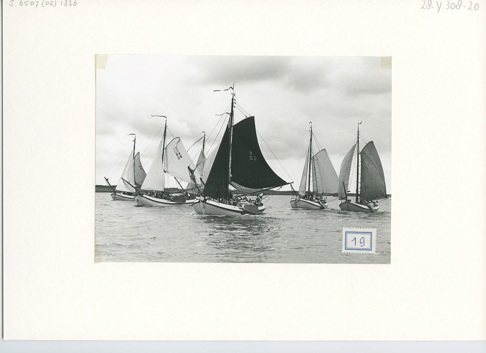S.6507(02)1336.01; Zwart-wit foto van de reünie van ronde en platbodemjachten te Lemmer: admiraalzeilen; foto