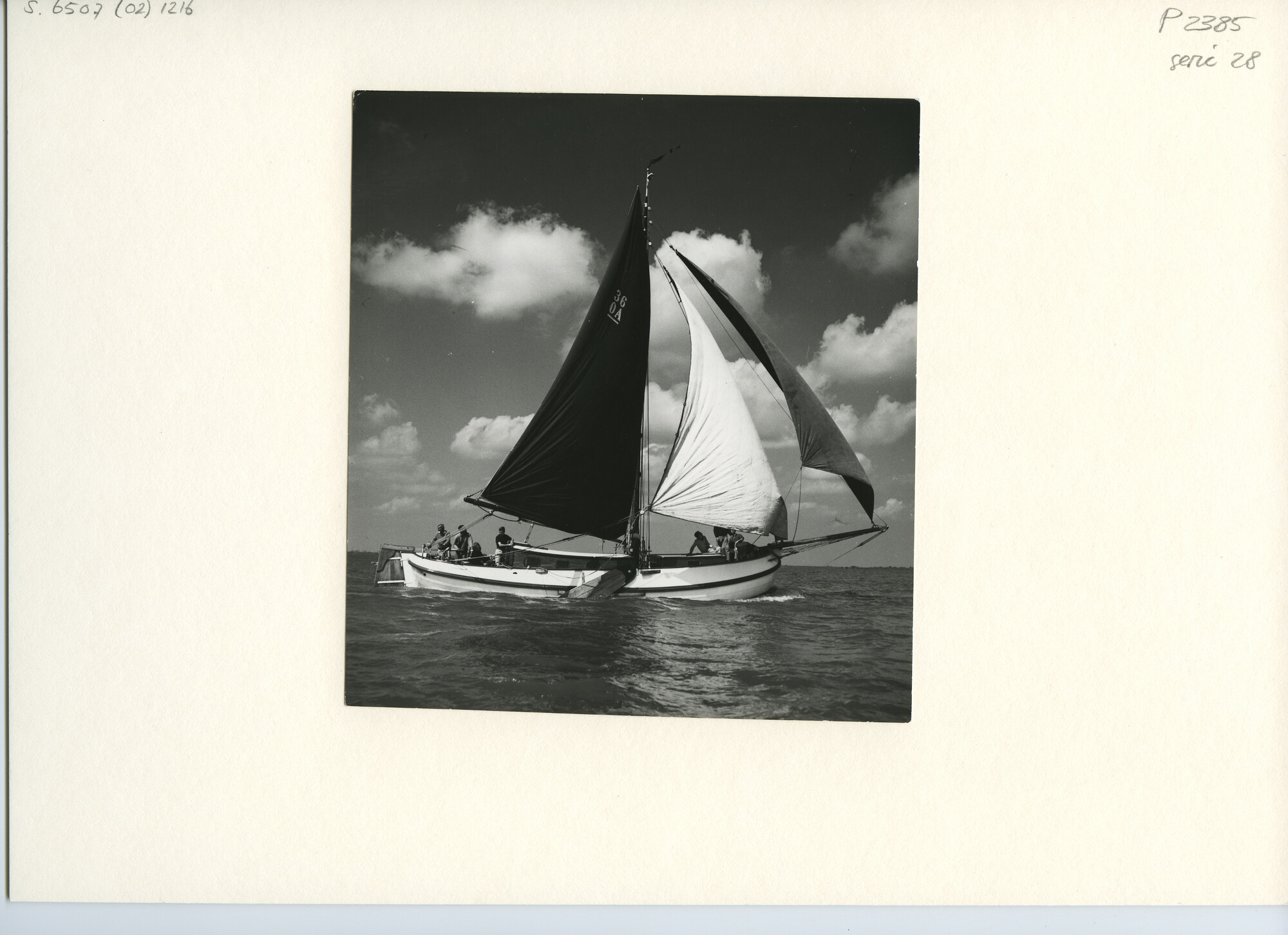 S.6507(02)1216.03; Zwart-wit foto van ronde en platbodemswedstrijden tijdens de Hollandweek II in 1962; foto