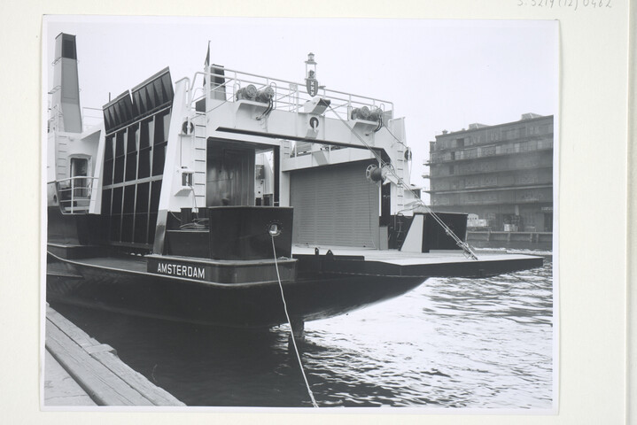 S.5219(12)0462; Foto's van het Ro-Ro vrachtschip ms. 'Amstelstroom', gebouwd op de langshelling van de ASM, afgemeerd in de Rotterdmase haven afgemeerd; fotoreportage