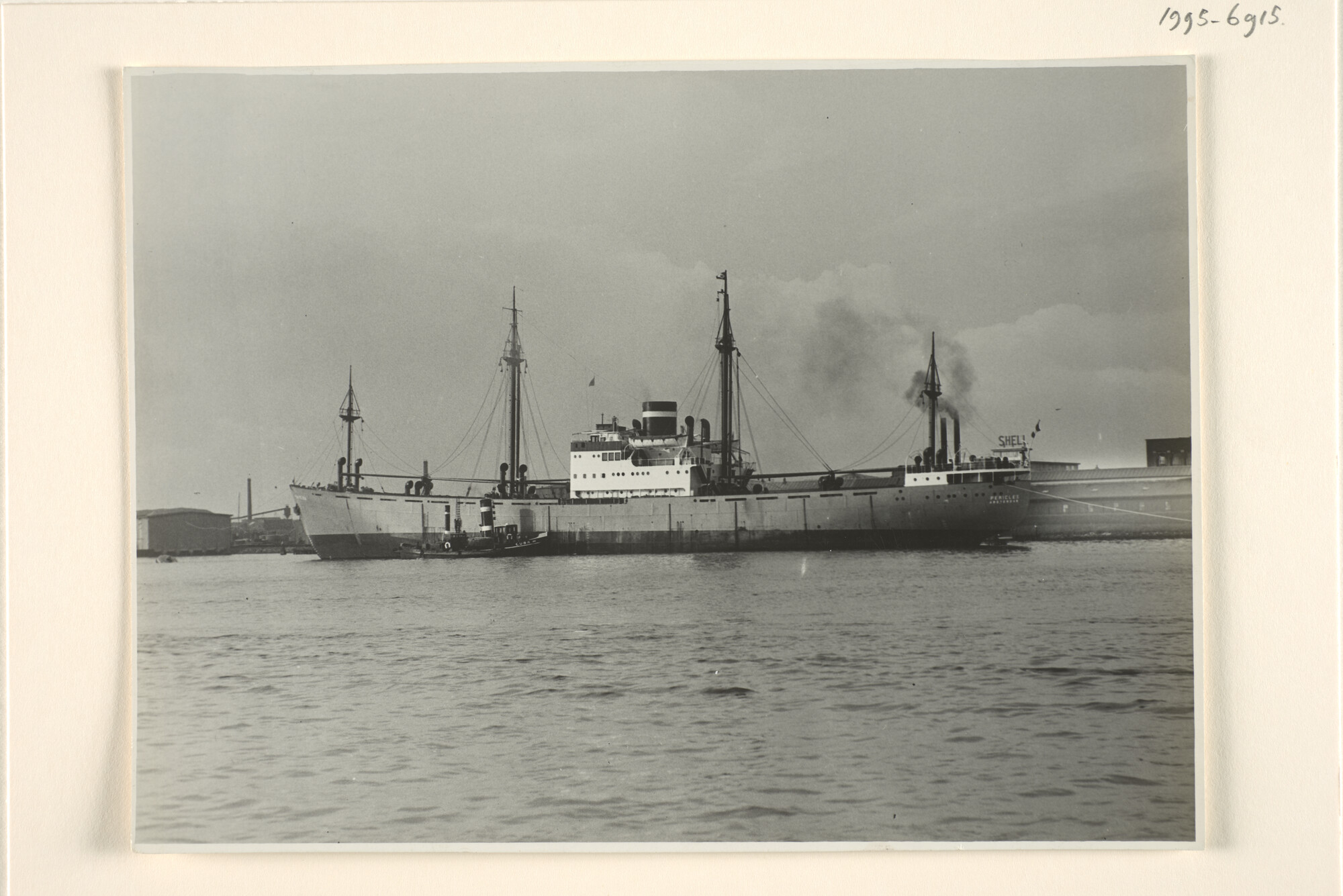 1995.6915; Het vrachtschip ms. 'Pericles' van de KNSM ligt afgemeerd te Amsterdam, tegenover het Shell-terrein [...]; foto