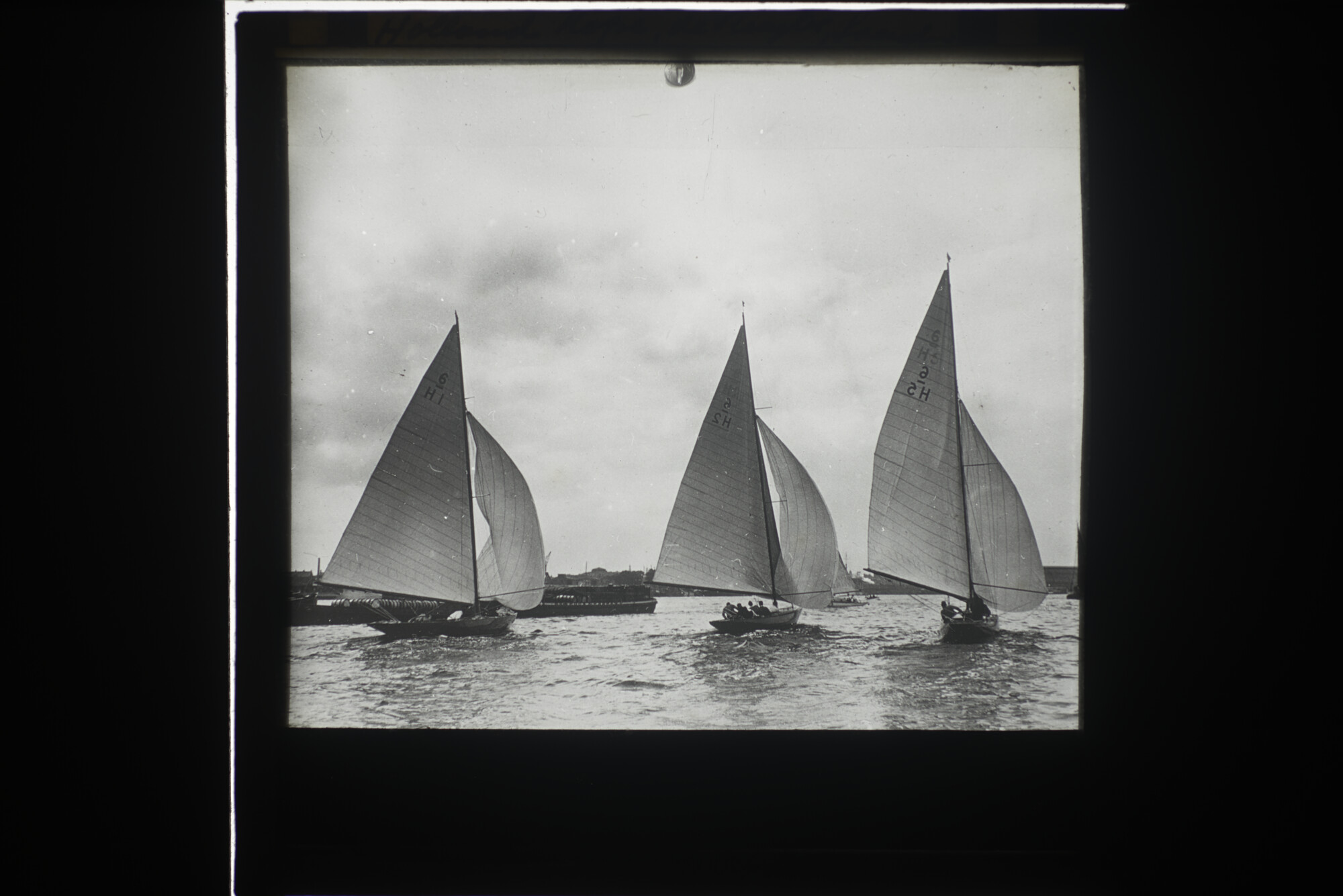 2014.0614; Twaalf lantaarnplaatjes met afbeeldingen van de Nederlandse watersport; lantaarnplaatje