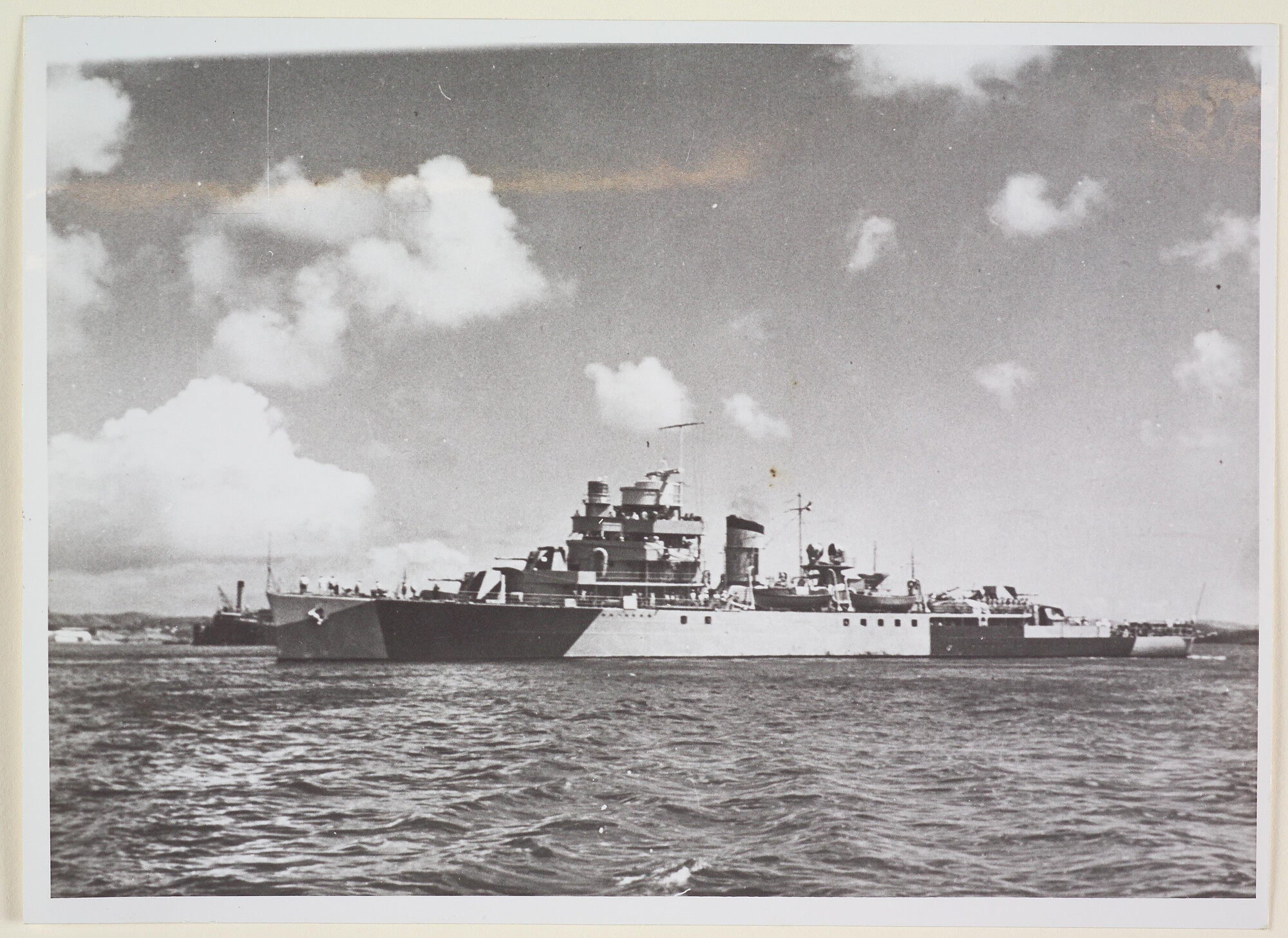 1995.1397; Het artillerie-instructieschip Hr.Ms. 'Van Kinsbergen' in camouflagekleuren (vermoedelijk gezien in het Schottegat bij Curaçao, 1940; foto