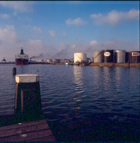 S.9100(6227); Havengezicht te Amsterdam (Petroleumhaven); diapositief