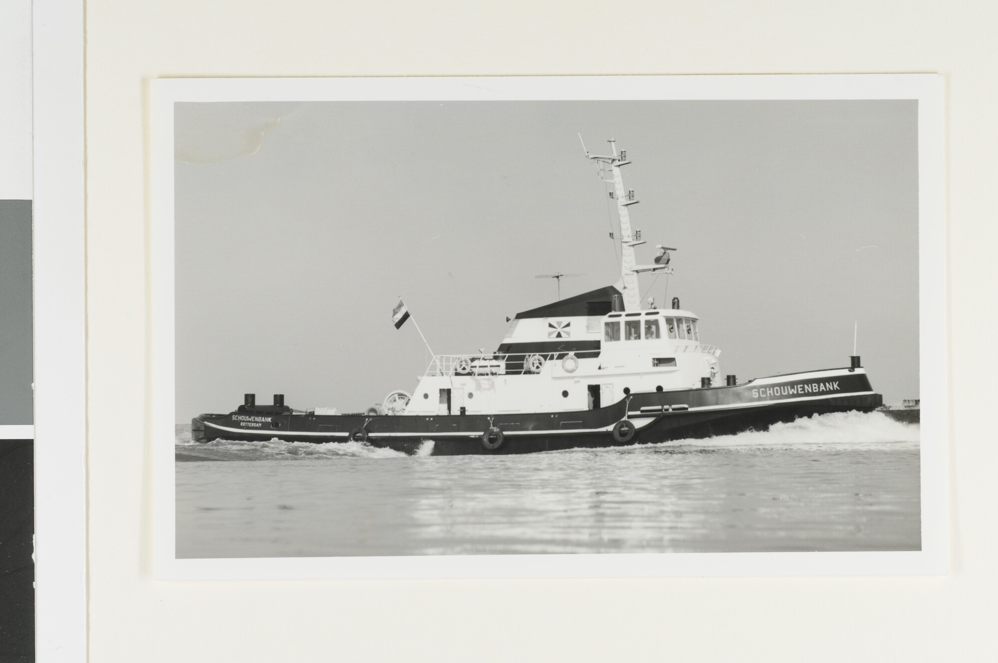 S.6408(1045); De sleepboot 'Schouwenbank' van Nieuwe Rotterdamse Sleepdienst NV; foto