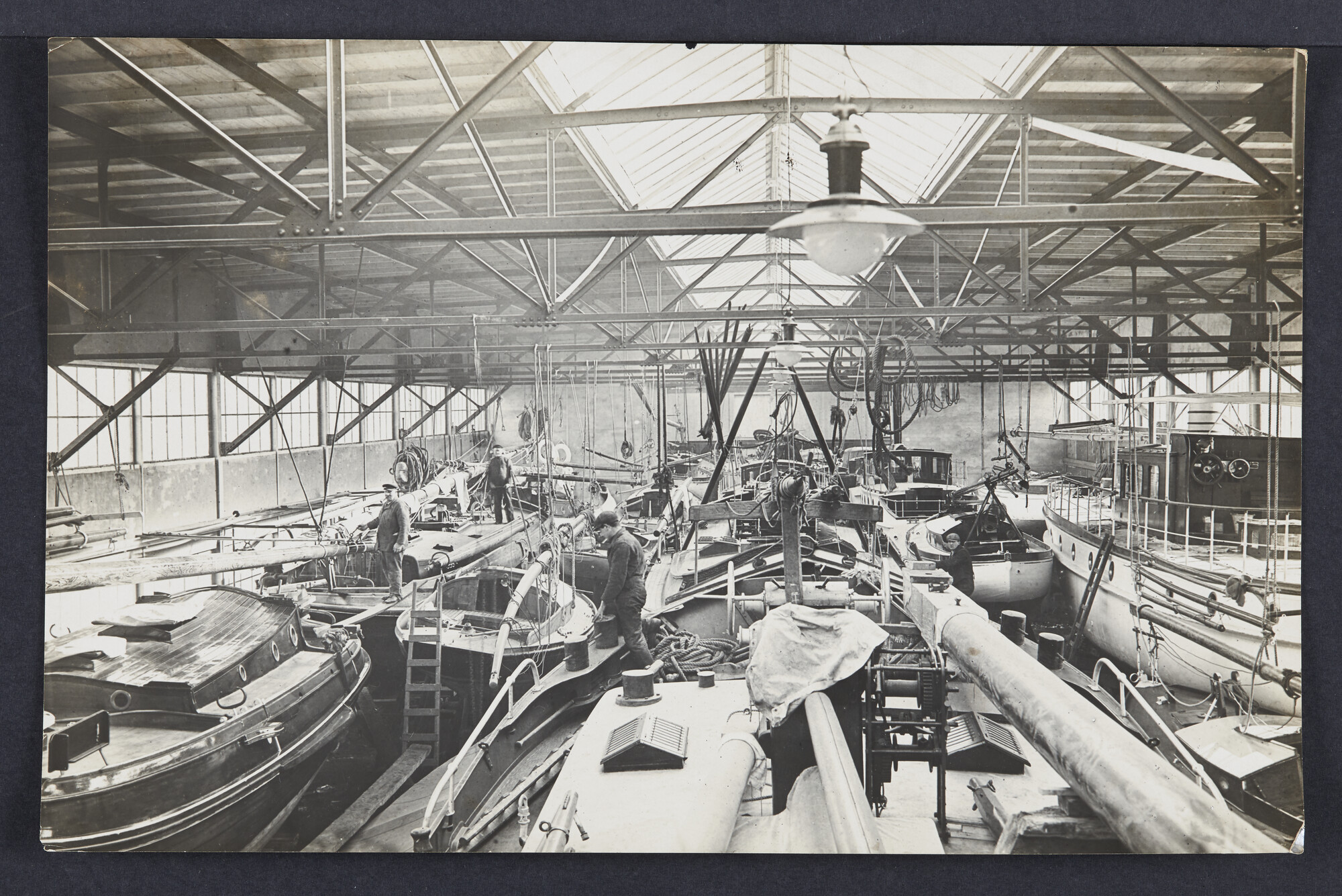 2020.0458; Interieurfoto van de stenen winterstalling van werf Het Fort van G. de Vries Lentsch, circa 1932; foto