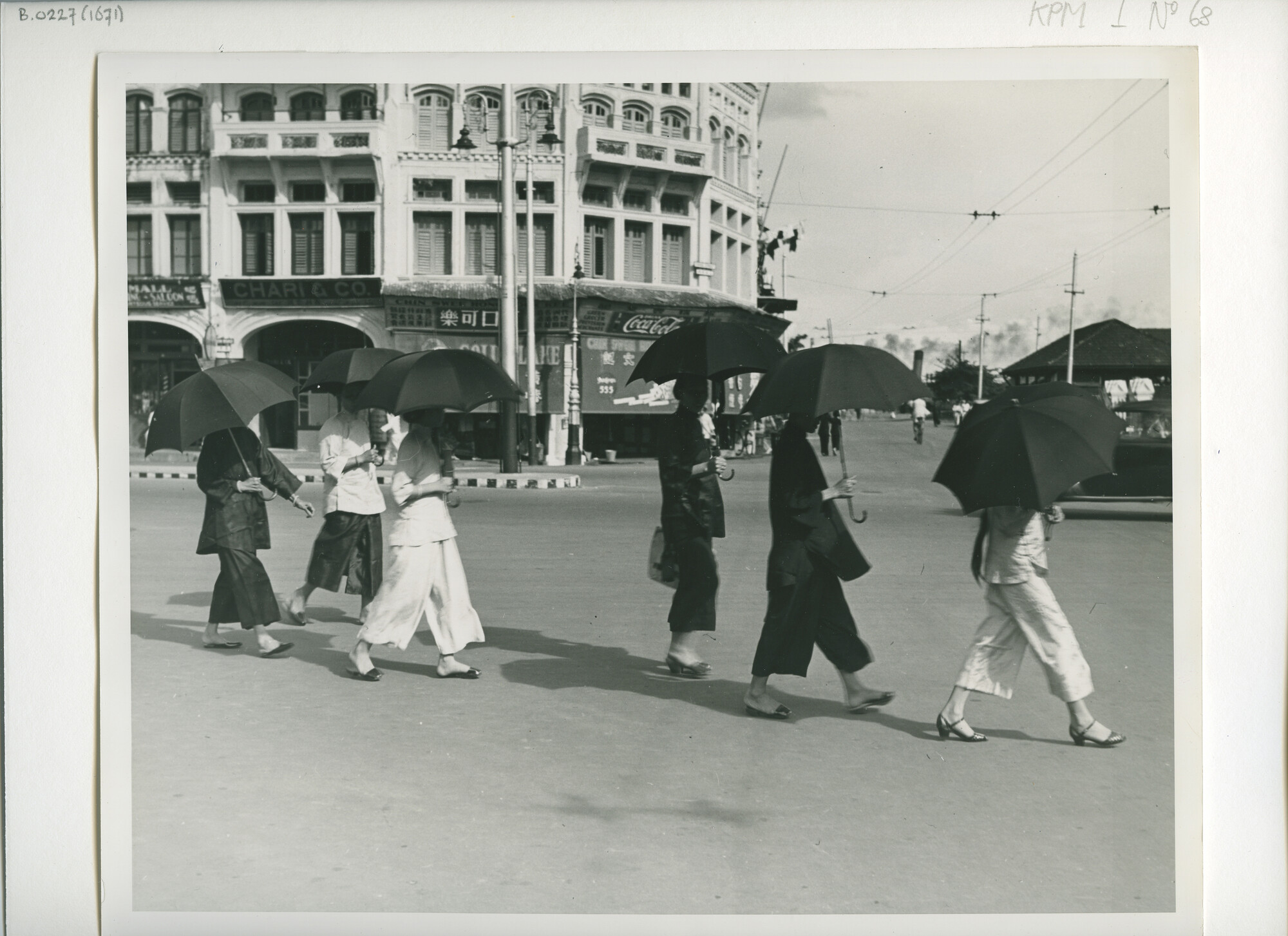 B.0227(1671); Foto van Chinese vrouwen met zonneschermen te Singapore; foto