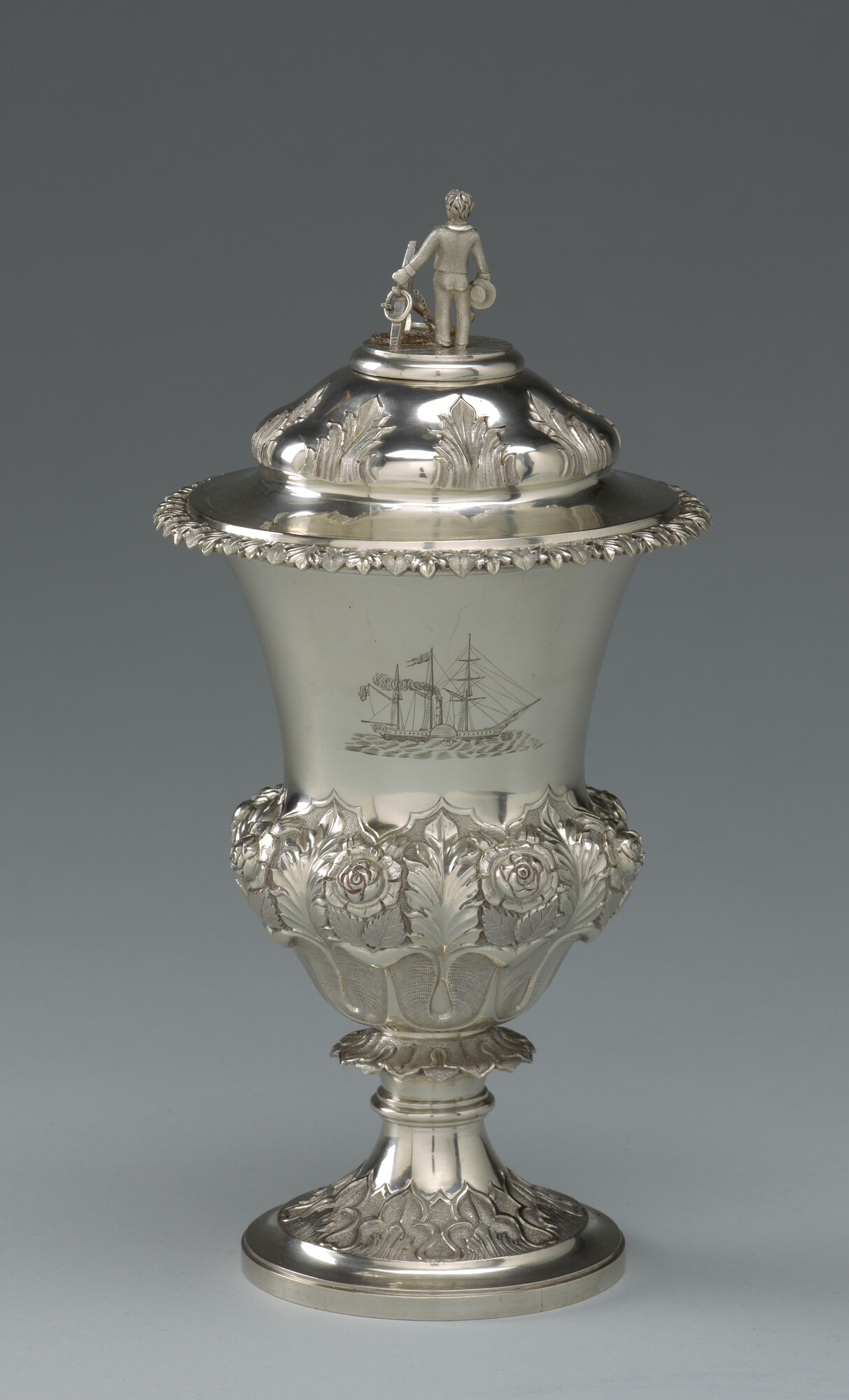 S.0870(01); Zilveren beker met deksel, aangeboden aan kapitein P.M. Stavers; trofee (prijs)
