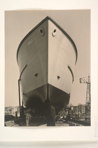S.5219(12)0132; Foto's van de onder MDAP-voorwaarden gebouwde houten kustmijnenveger Hr.Ms. 'Venlo' (M 817) bij de ASM te Arnhem; fotoreportage