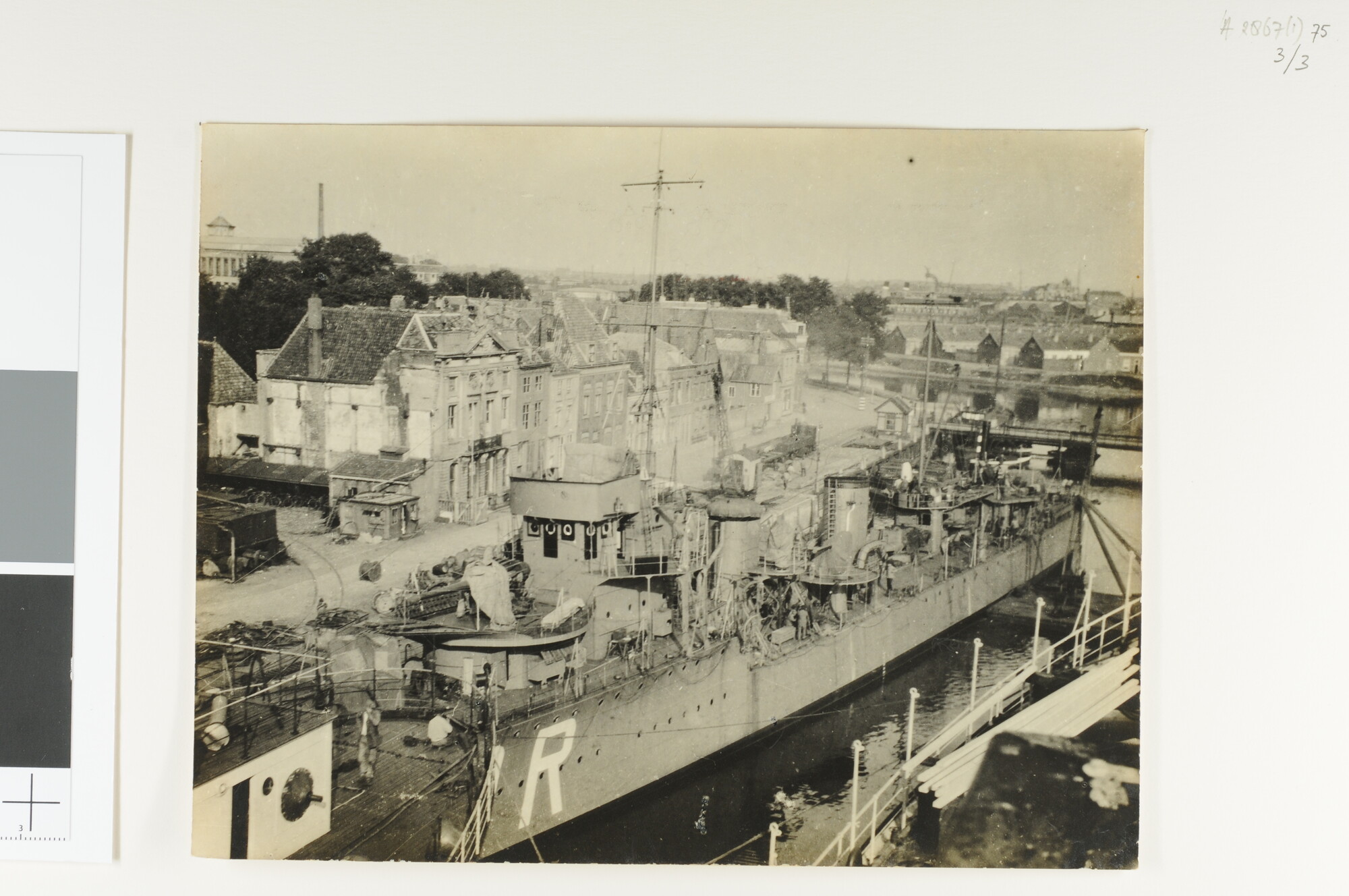 A.2867(01)075; Foto's van de torpedobootjager Hr.Ms. 'De Ruyter' tijdens de afbouw; fotoreportage