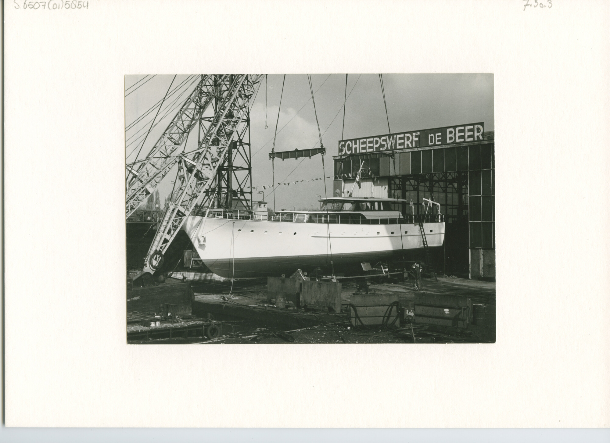 S.6507(01)5854; Foto van een groot motorjacht wordt bij scheepswerf de Beer met een bok te water gezet; foto