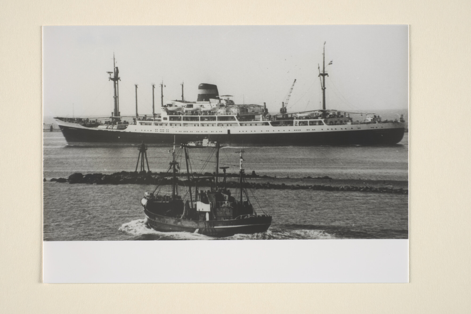 1995.5619; Het vracht-passagiersschip ms. Randfontein van de VNS verlaat IJmuiden [...]; foto