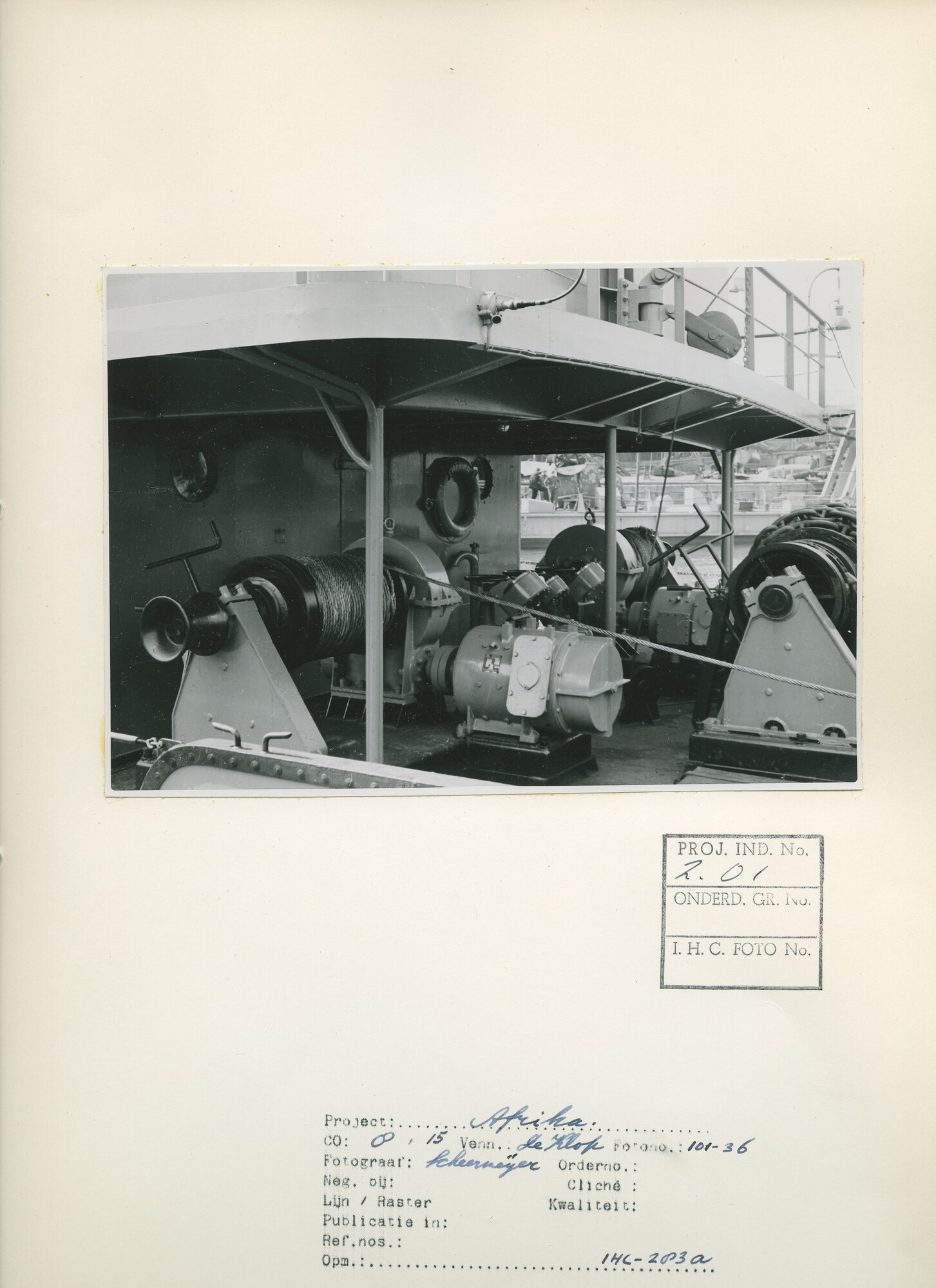 S.6268(53)10; Blad met foto van de emmerbaggermolen Afrika; foto