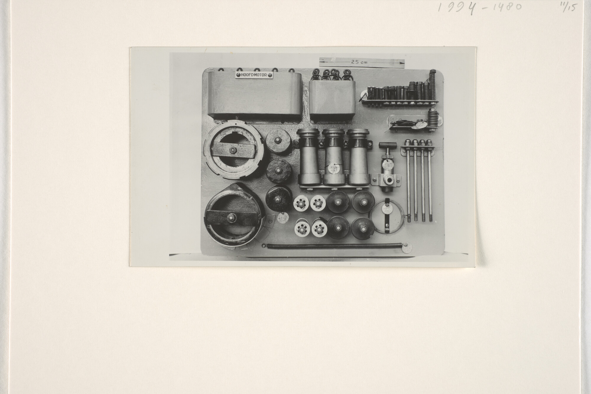 1994.1480; Reserveonderdelen voor de machinekamer en andere machines aan boord van het [...]; fotoreportage