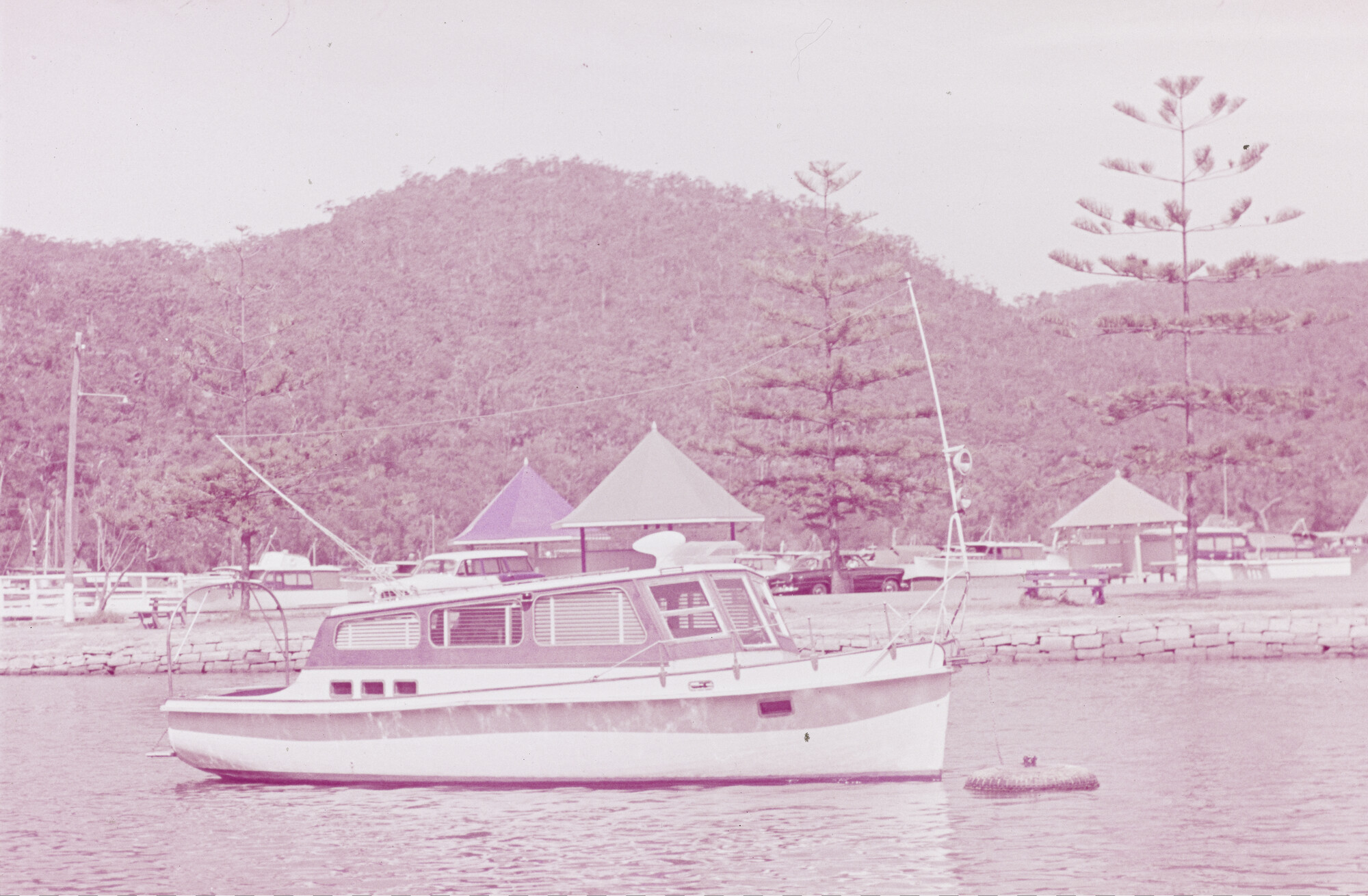 2015.1041; Dia van een jacht in de jachthaven van de Blue Mountains; diapositief