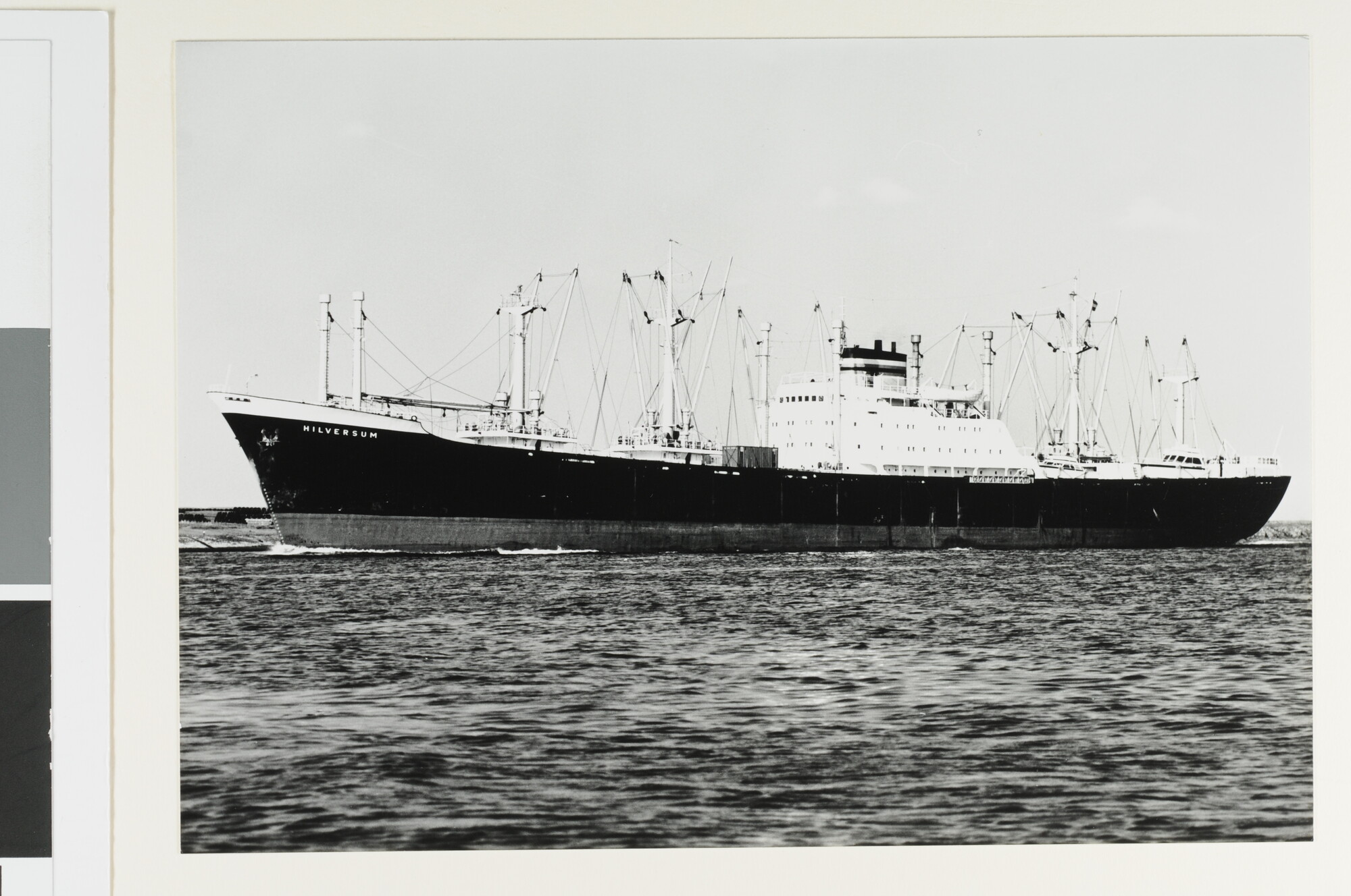 S.7032(043); Het vrachtschip ms. 'Hilversum' van de NV; foto