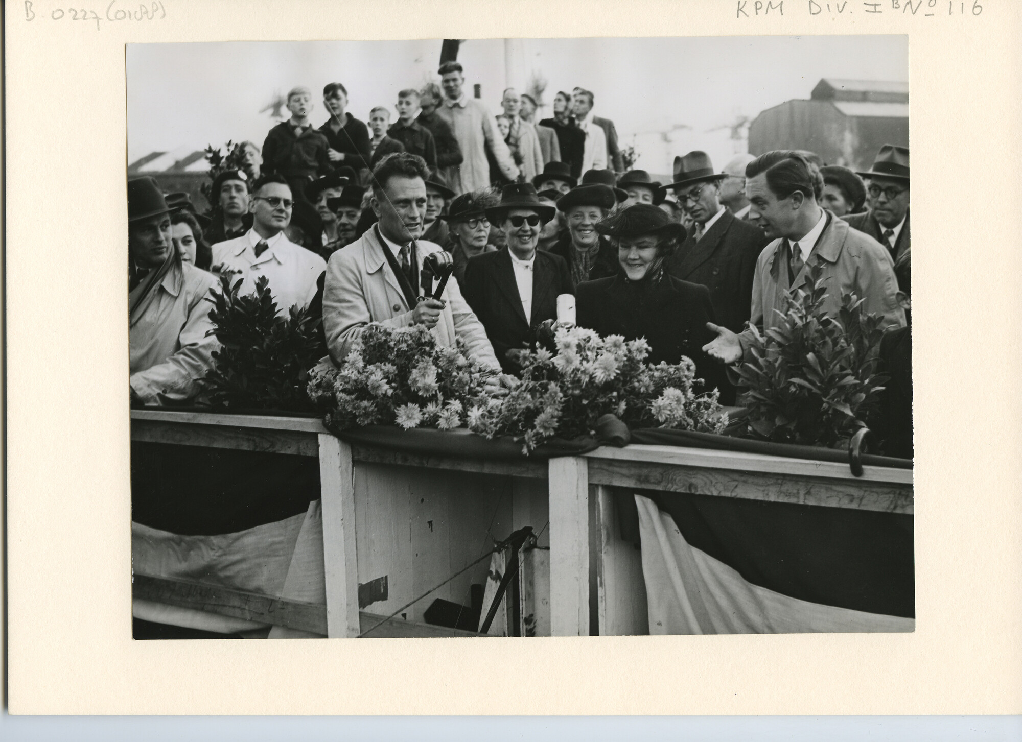 B.0227(0188); Foto van de doop van ms. Karaton of Karossa van de KPM; foto