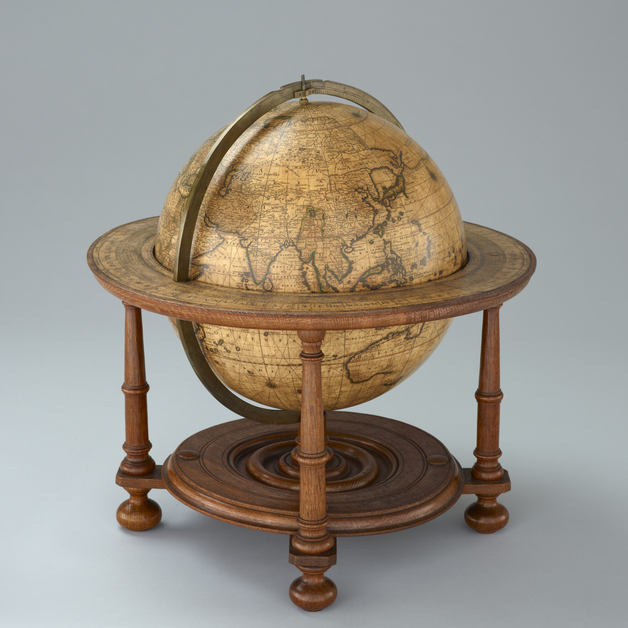 S.1985(01); Aardglobe van 31 cm. in doorsnede door Gerard en Leonard Valk, 1750; globe