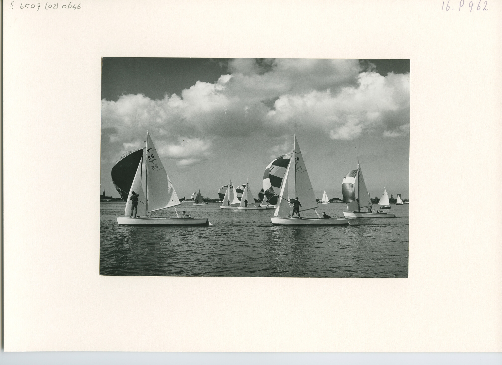 S.6507(02)0646.01; Zwart-wit foto van Valken op het Braassemermeer; foto