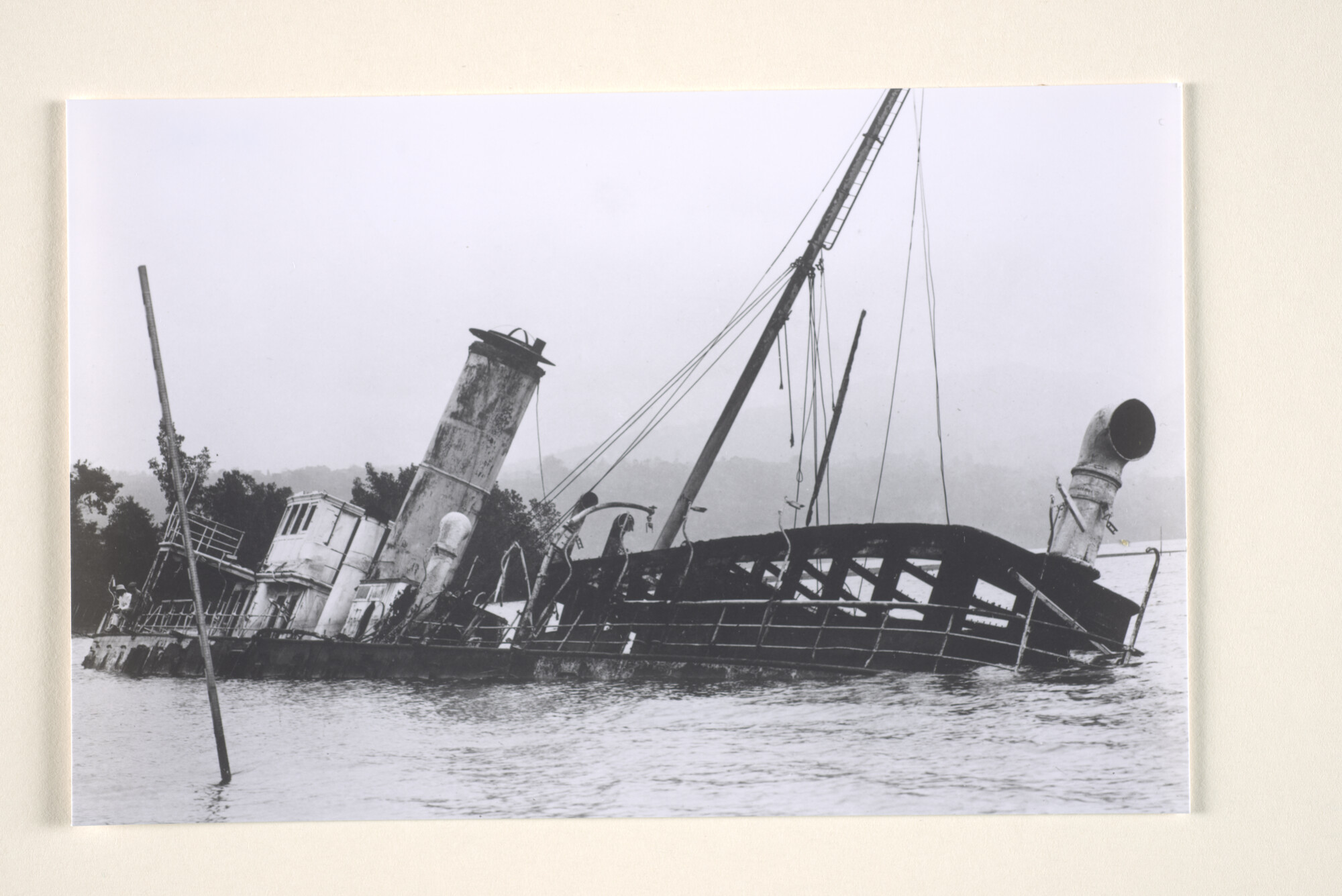 1995.1612; Het half gezonken wrak van het uitgebrande gouvernementsstoomschip 'Valk' in de binnenbaai van Ambon, 1923; foto