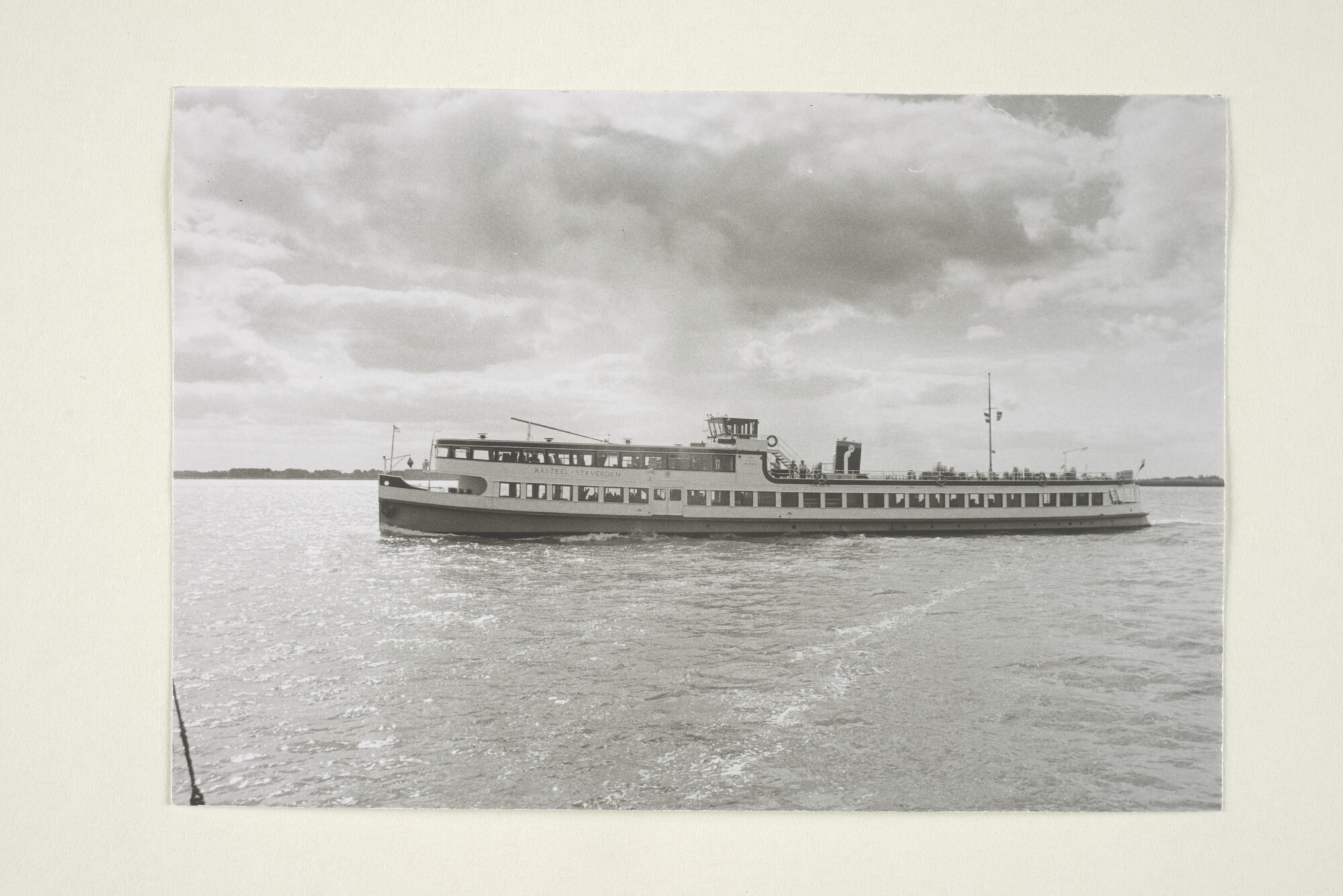 2000.2668; Veerboot 'Kasteel Staverden' op het IJsselmeer; foto