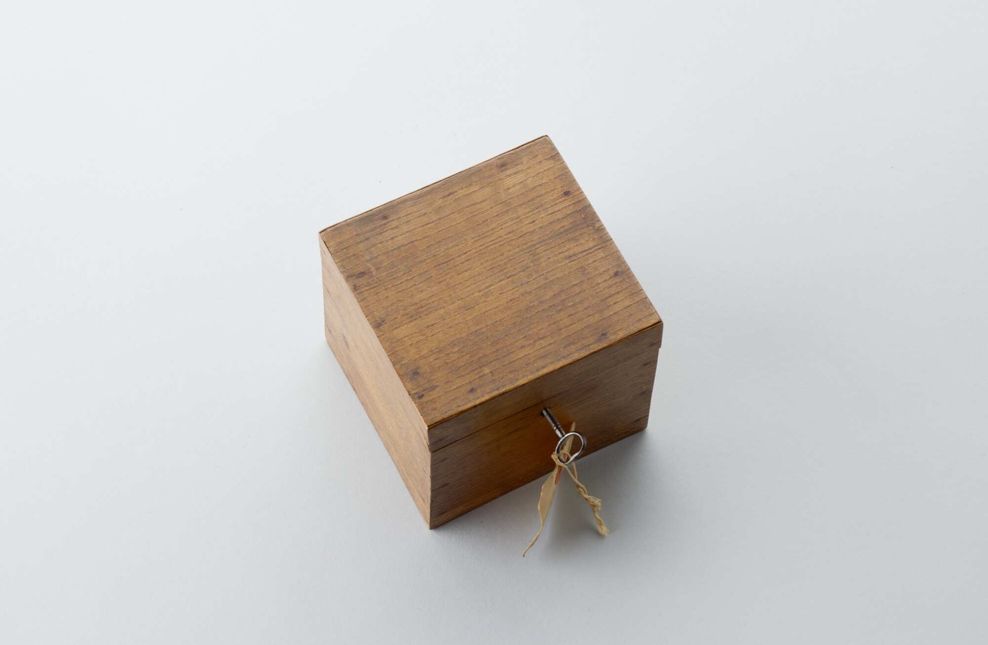 B.0209(04)1; Kistje gemaakt van hout afkomstig van Kanonneerboot No 2; kist