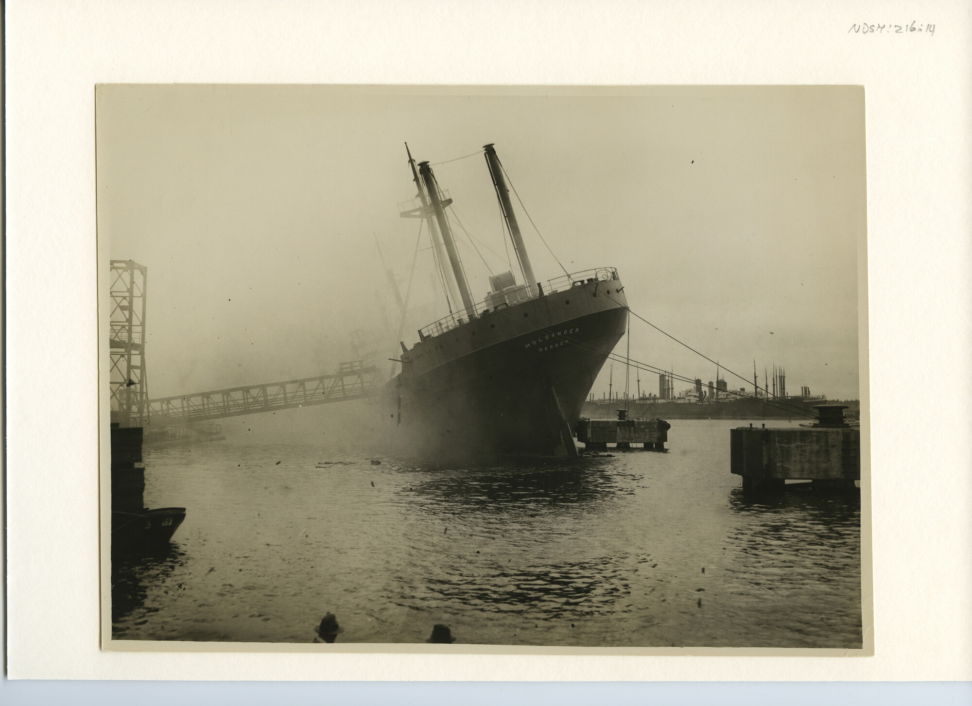 S.5444(0949)3; Foto van een brand a/b/ het Noorse vrachtschip ms. Moldanger tijdens de afbouw; foto